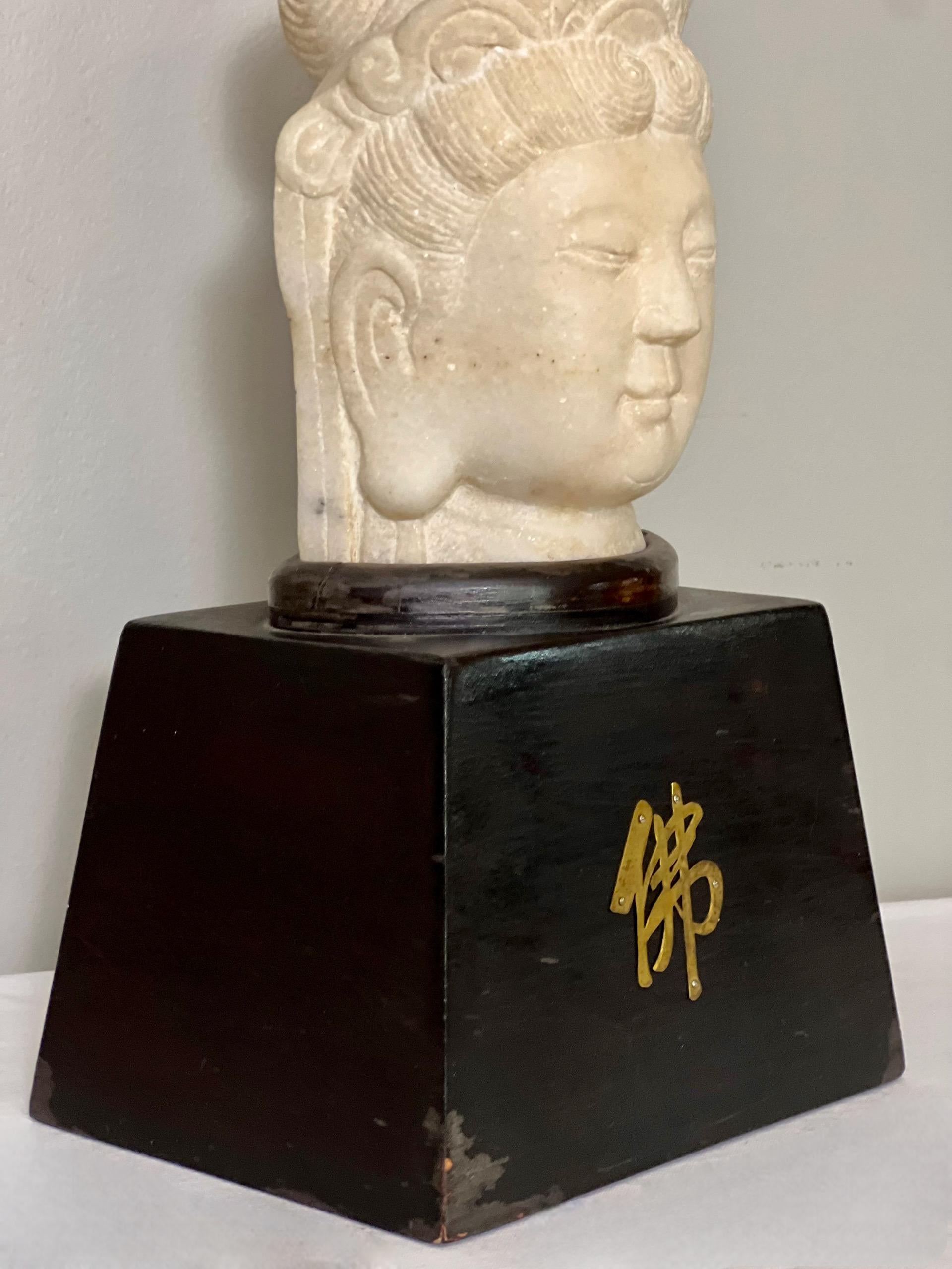 XX secolo Testa di Guanyin in pietra cinese scolpita su un supporto in legno personalizzato in vendita