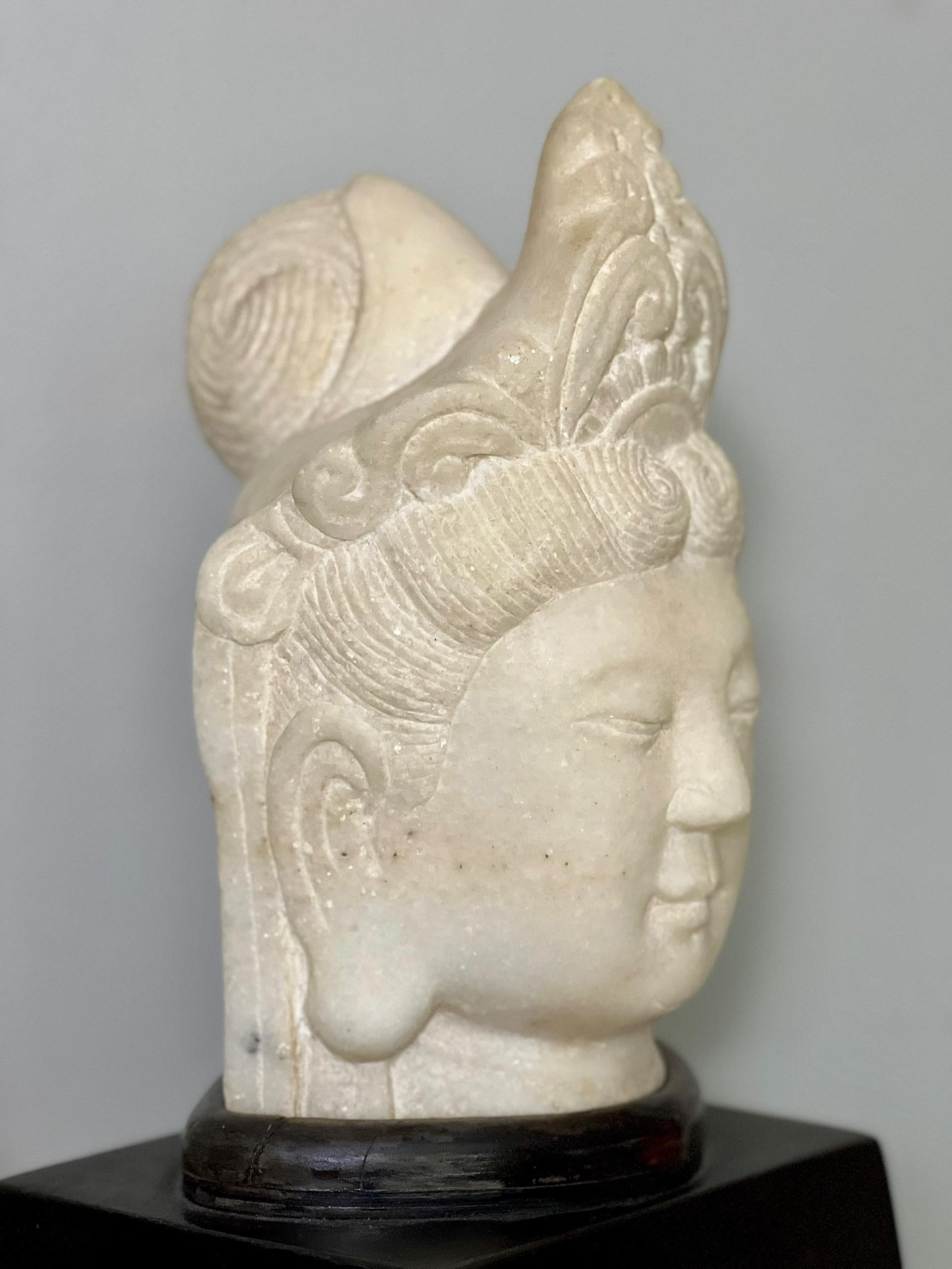 Ottone Testa di Guanyin in pietra cinese scolpita su un supporto in legno personalizzato in vendita