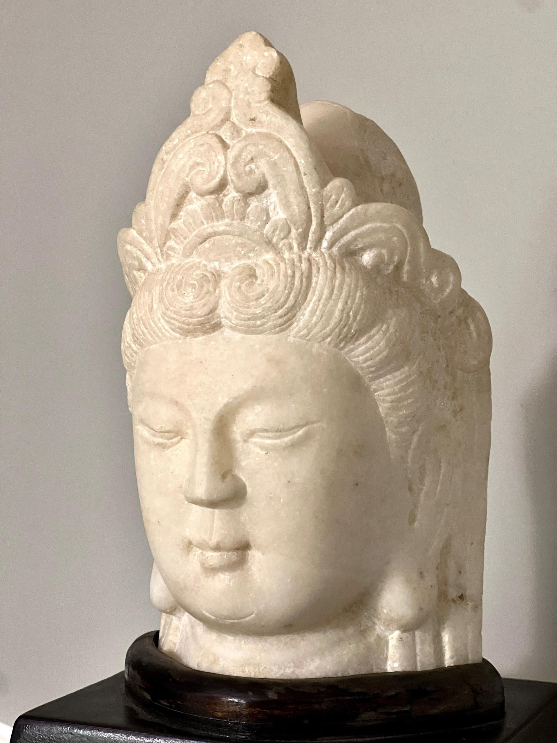 Testa di Guanyin in pietra cinese scolpita su un supporto in legno personalizzato in vendita 1