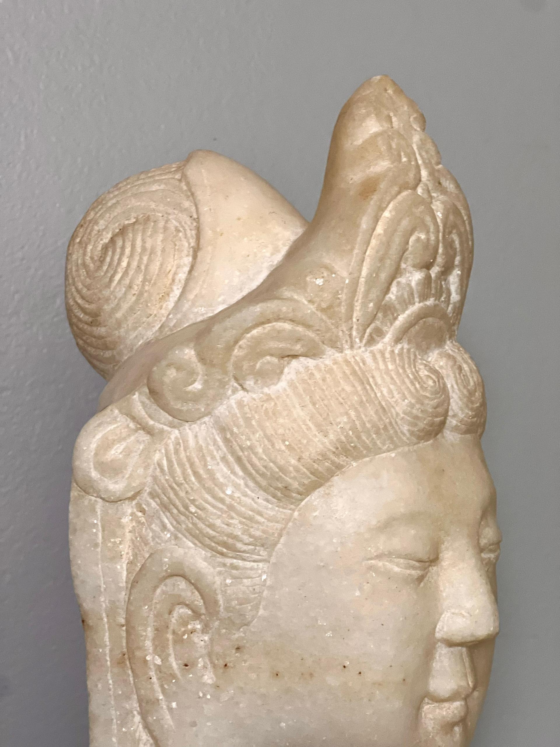 Testa di Guanyin in pietra cinese scolpita su un supporto in legno personalizzato in vendita 2