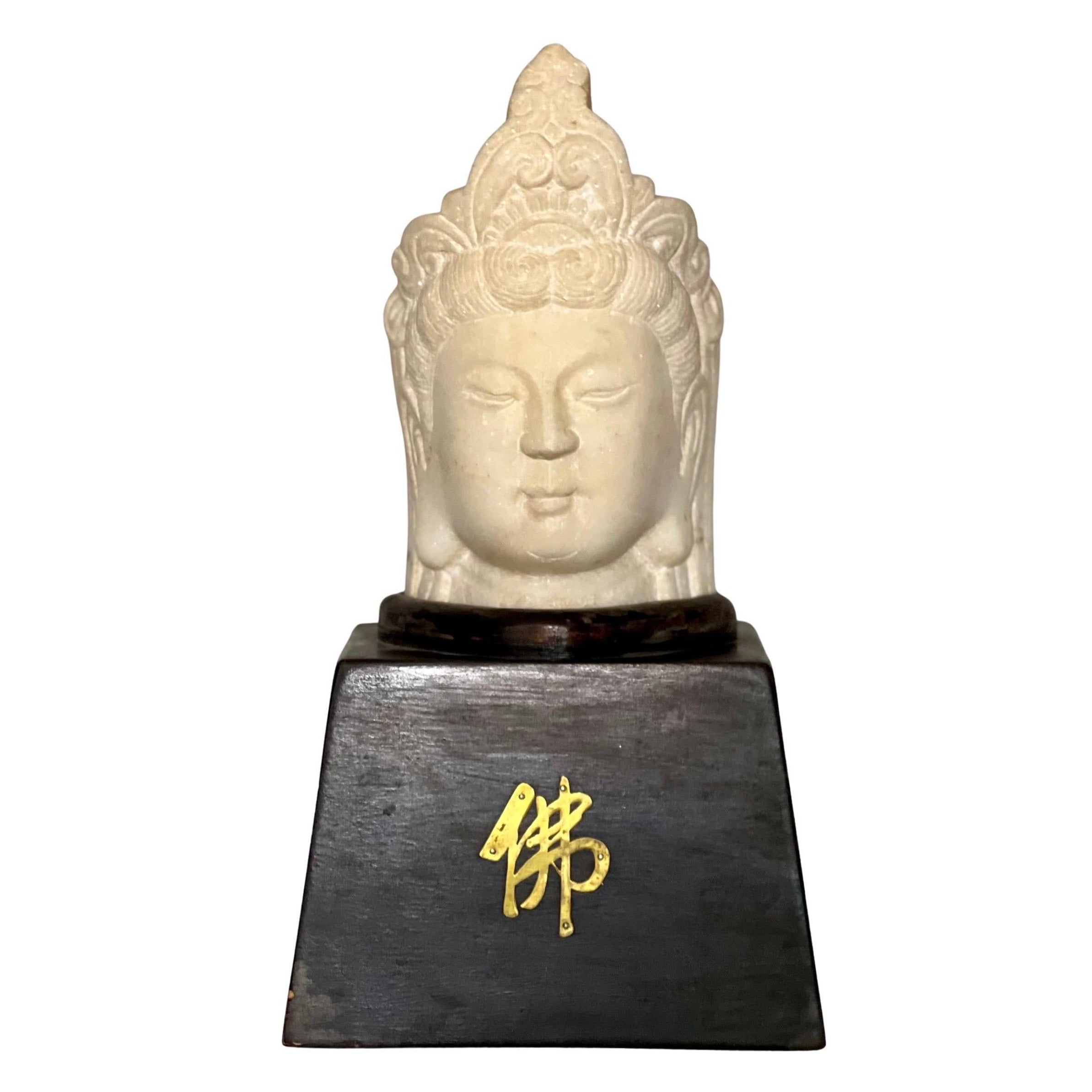 Testa di Guanyin in pietra cinese scolpita su un supporto in legno personalizzato in vendita