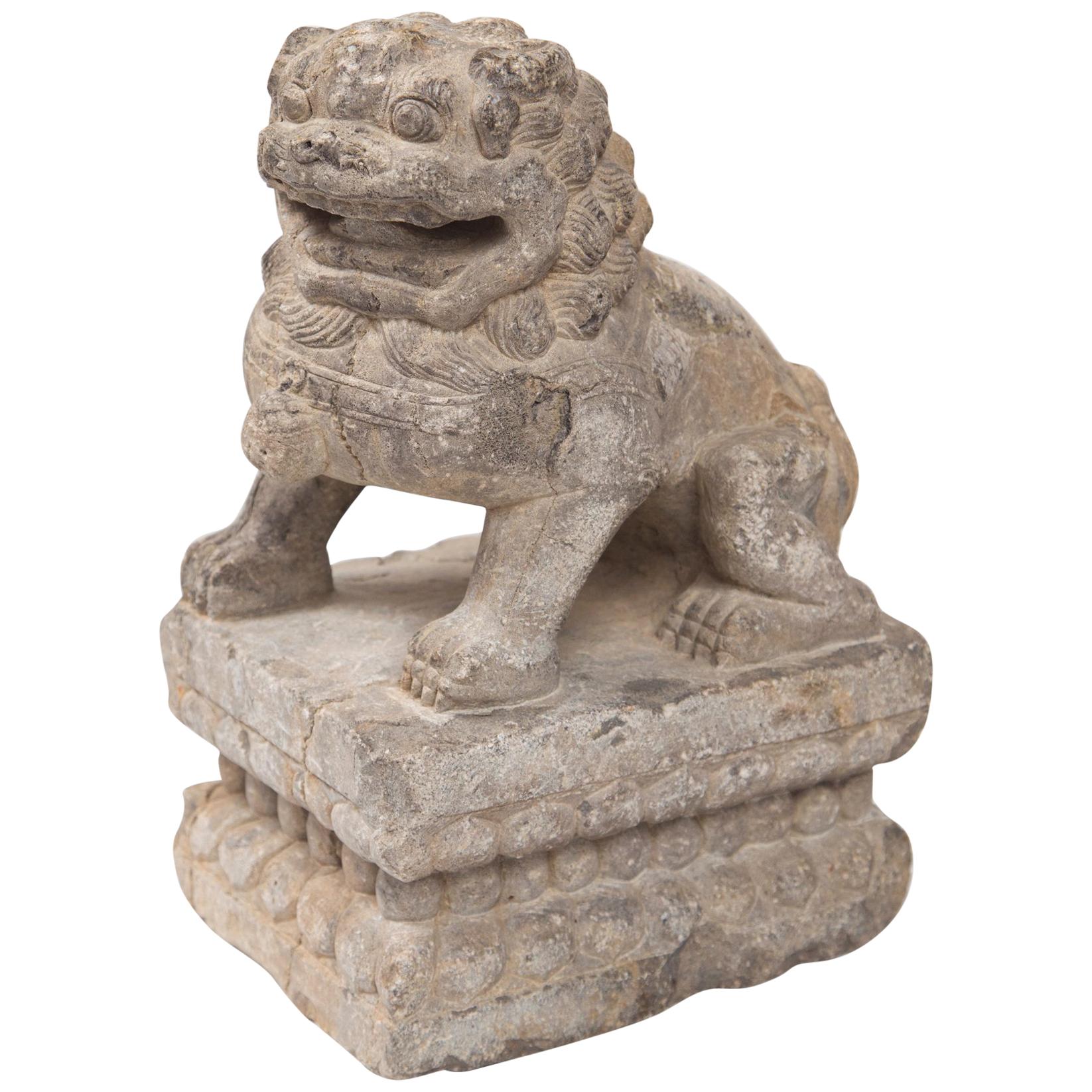 Lion de temple chinois en pierre sculptée en vente