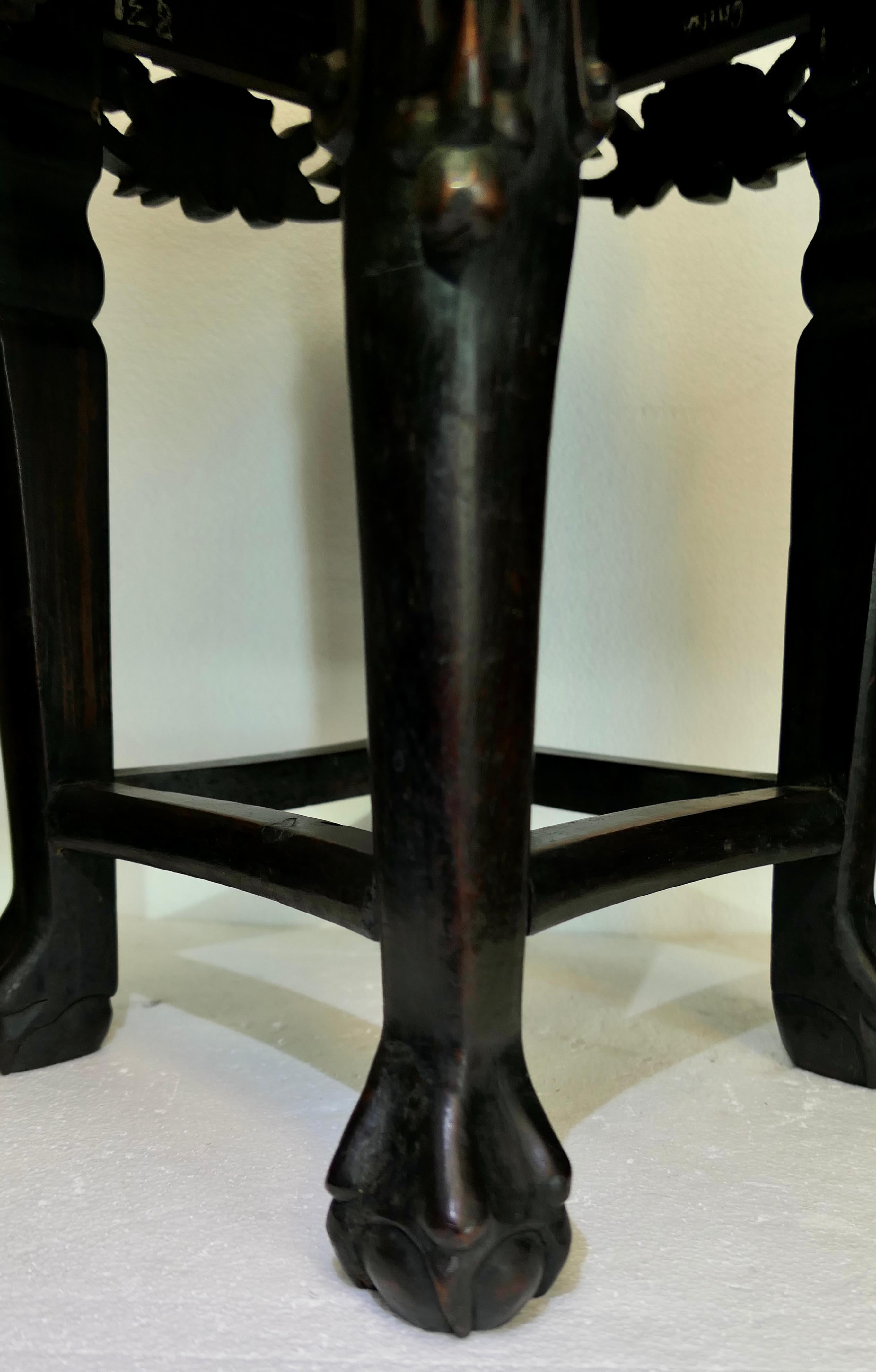 Table chinoise sculptée en teck en vente 5