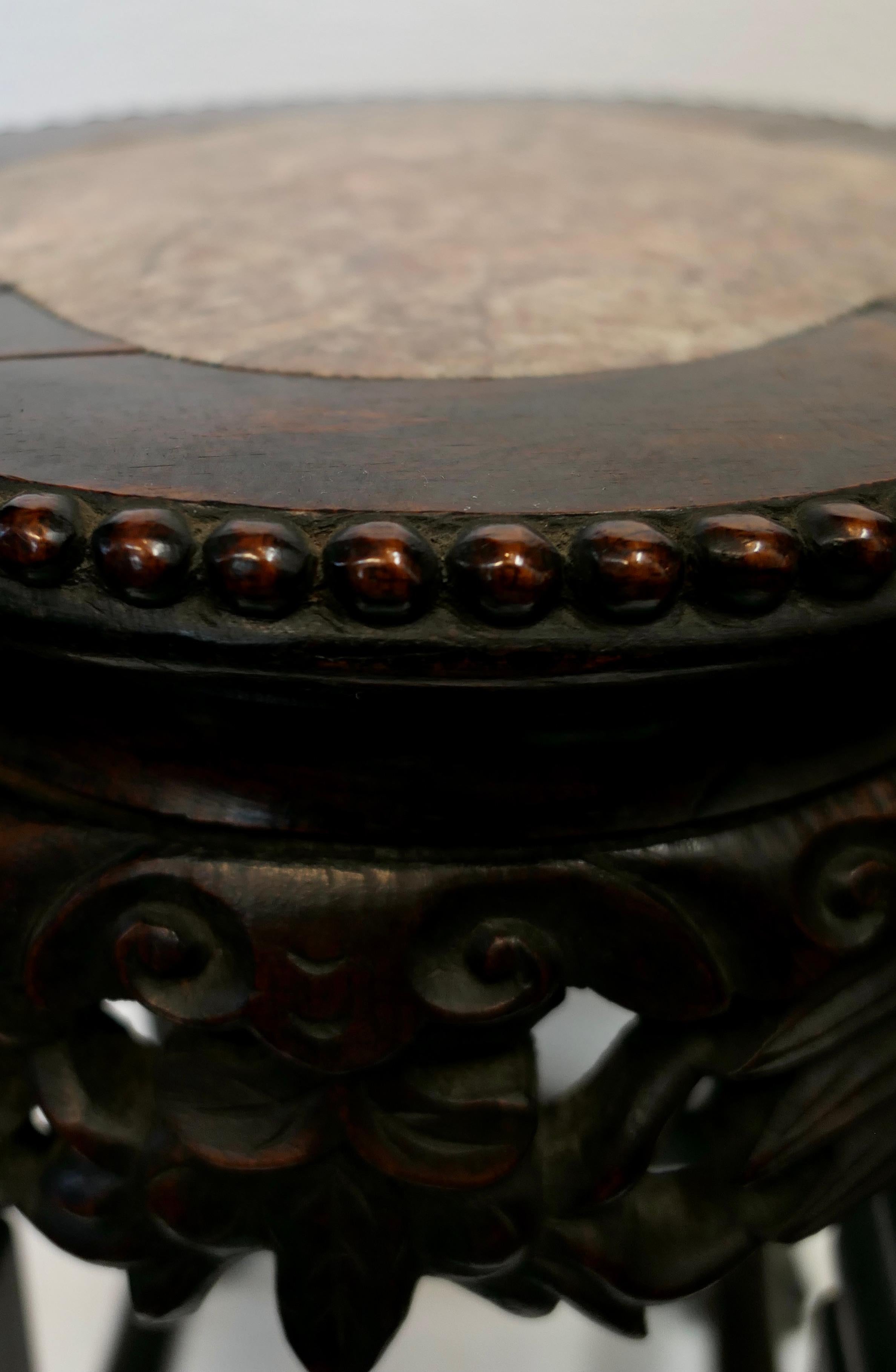 Chinesischer Tisch aus geschnitztem Teakholz im Angebot 3