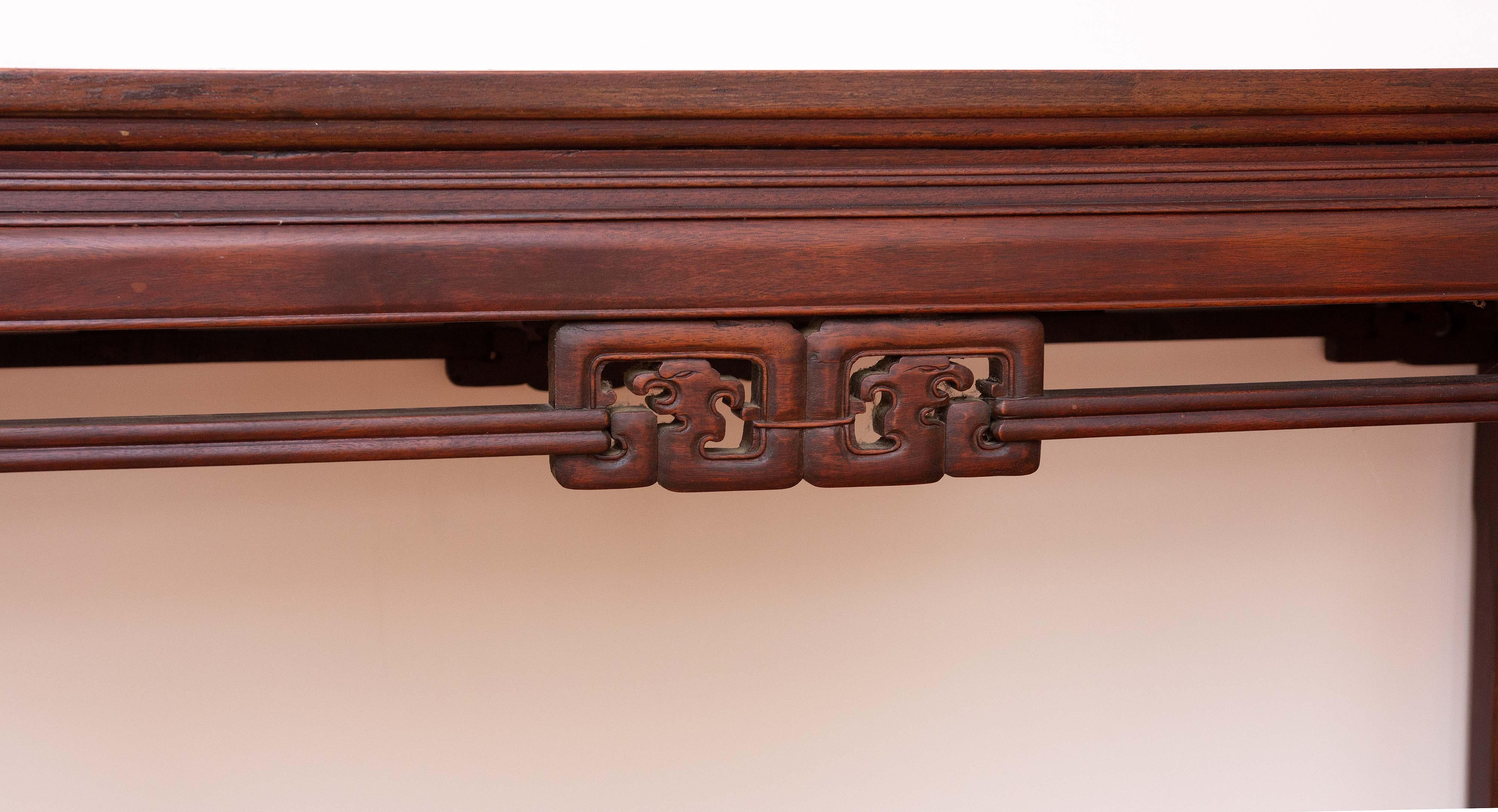 Sculpté Console ou table de canapé chinoise en bois de teck sculpté, circa 1900 en vente