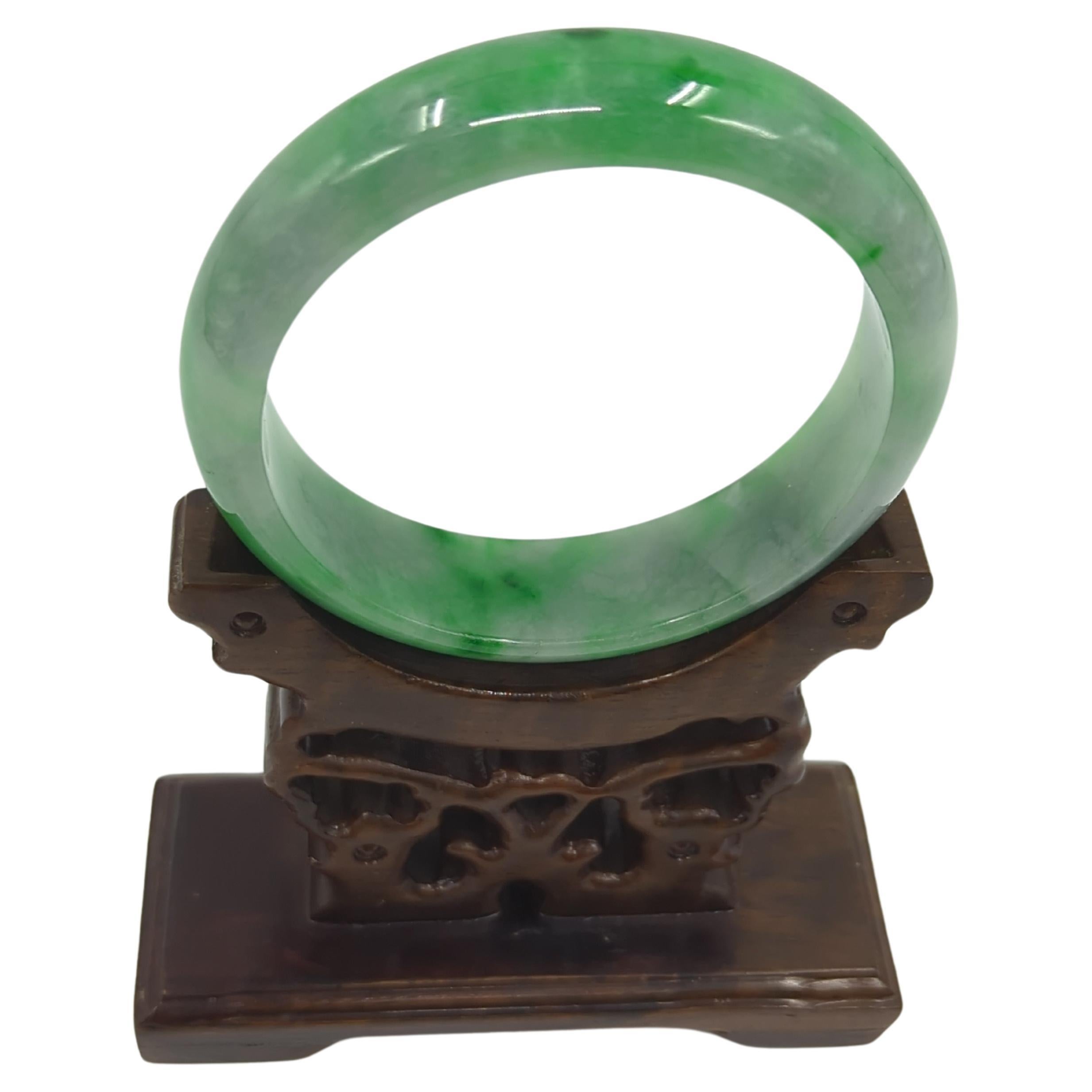 Chinese Carved Translucent Mottled Emerald Green Spots Jadeite Bangle 57.5 mm ID In Good Condition For Sale In Richmond, CA