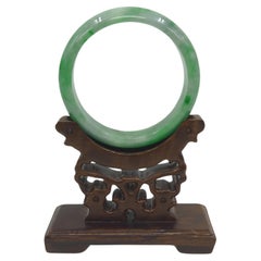 Bracelet jonc chinois sculpté en jadéite, taches vertes d'émeraude mouchetée translucide de 57,5 mm ID