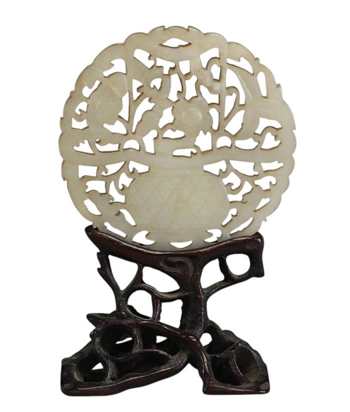 Chinese Carved white jade disc with openwork decoration on a wooden base, Qing In Good Condition For Sale In Bilzen, BE