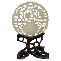 disc chinois sculpté en jade blanc avec décoration ajourée sur une base en bois, Qing