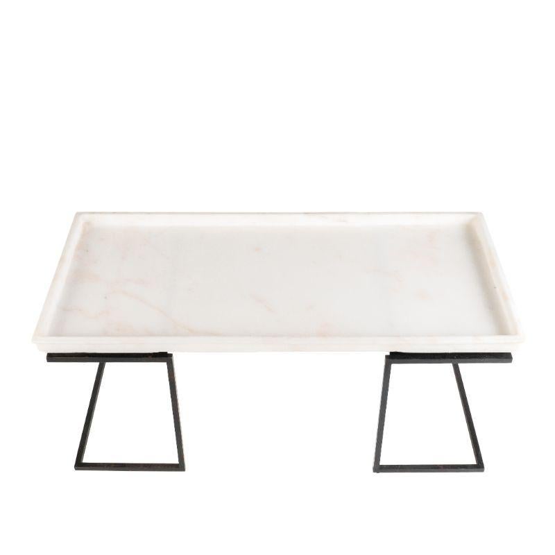 Cette table basse a été créée à l'origine pour servir de base à un jardin de mousses, sculpté dans une seule pièce de marbre blanc. Le plateau chinois, attribué au règne de Daoguang (petit-fils de Qianlong) ne' 1782-d.1850 (régné 1820-1850), a