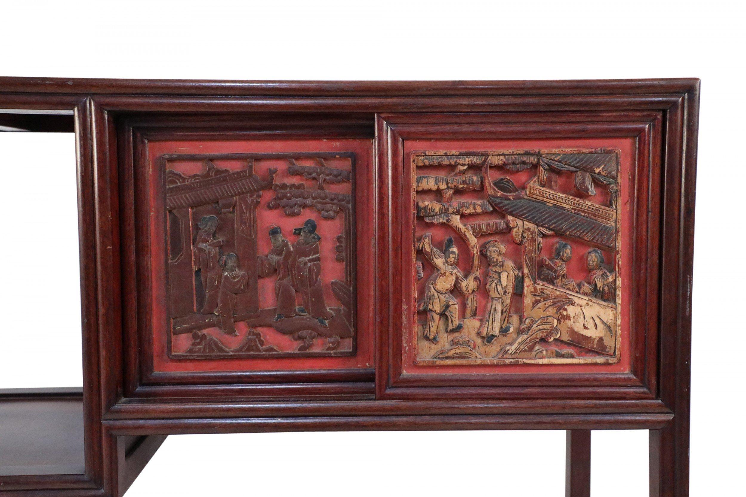 Chinesisches geschnitztes und rot akzentuiertes Etagere-Regal aus Holz, Chinesisch im Angebot 3