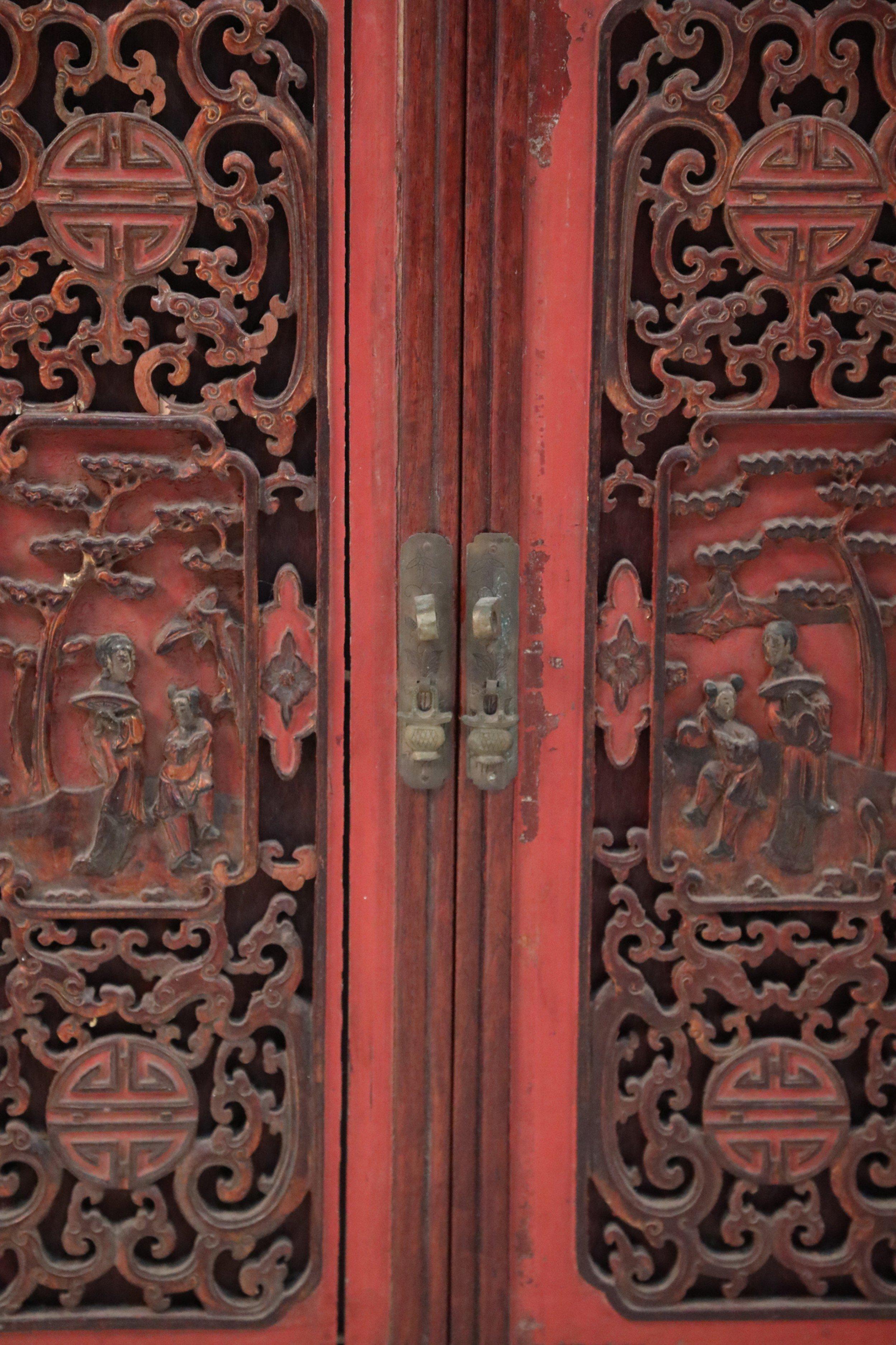 Chinesisches geschnitztes und rot akzentuiertes Etagere-Regal aus Holz, Chinesisch im Angebot 5