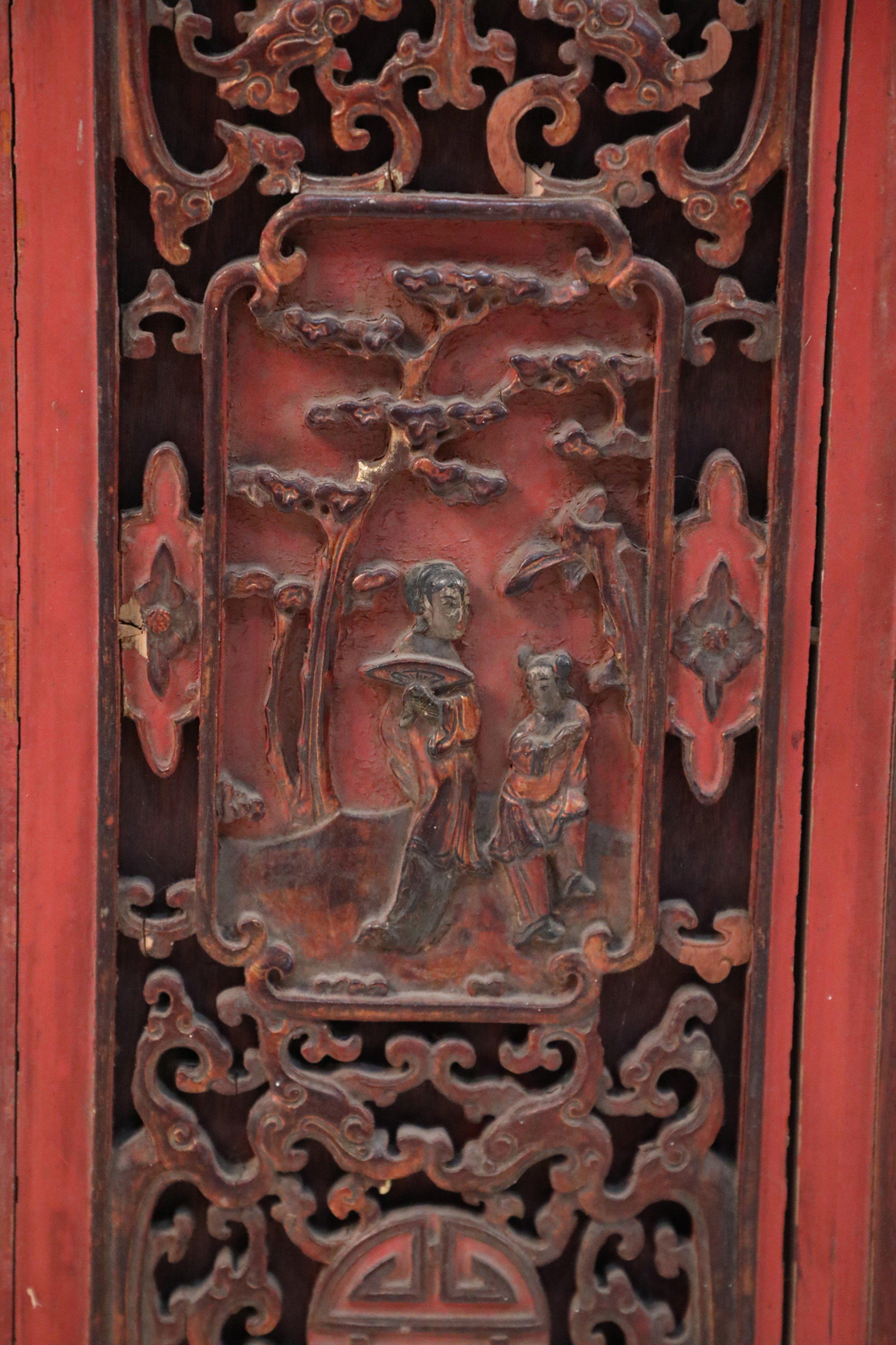 Chinesisches geschnitztes und rot akzentuiertes Etagere-Regal aus Holz, Chinesisch im Angebot 6