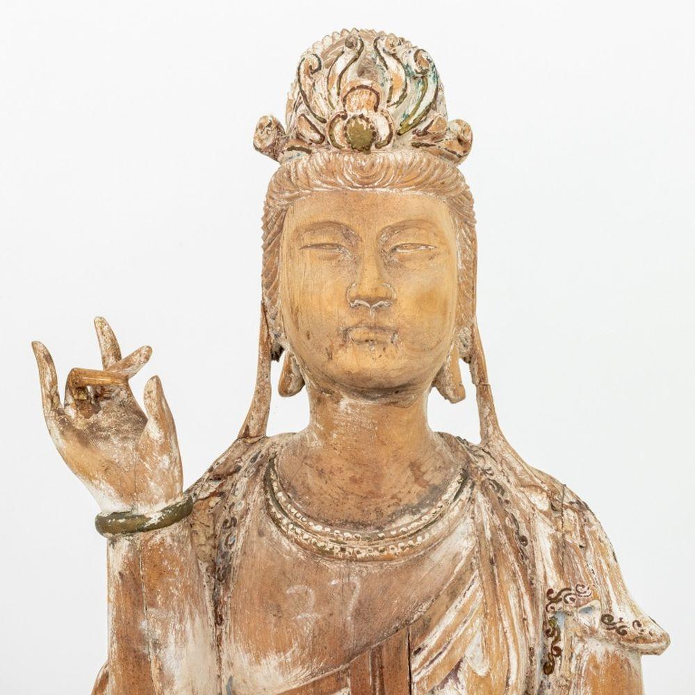 Sculpture Guanyin debout en bois chinois sculpté, avec des restes de gesso et de peinture polychrome. 49.5