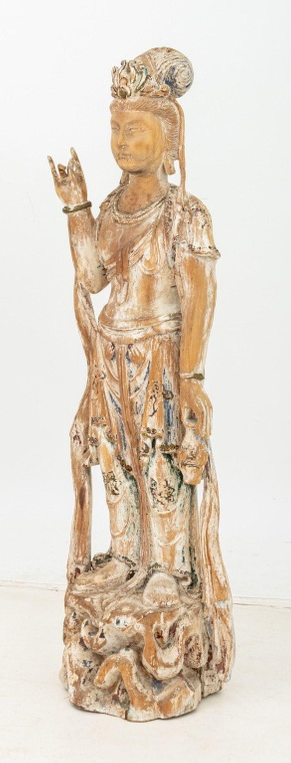 Qing Sculpture chinoise Guanyin en bois sculpté en vente
