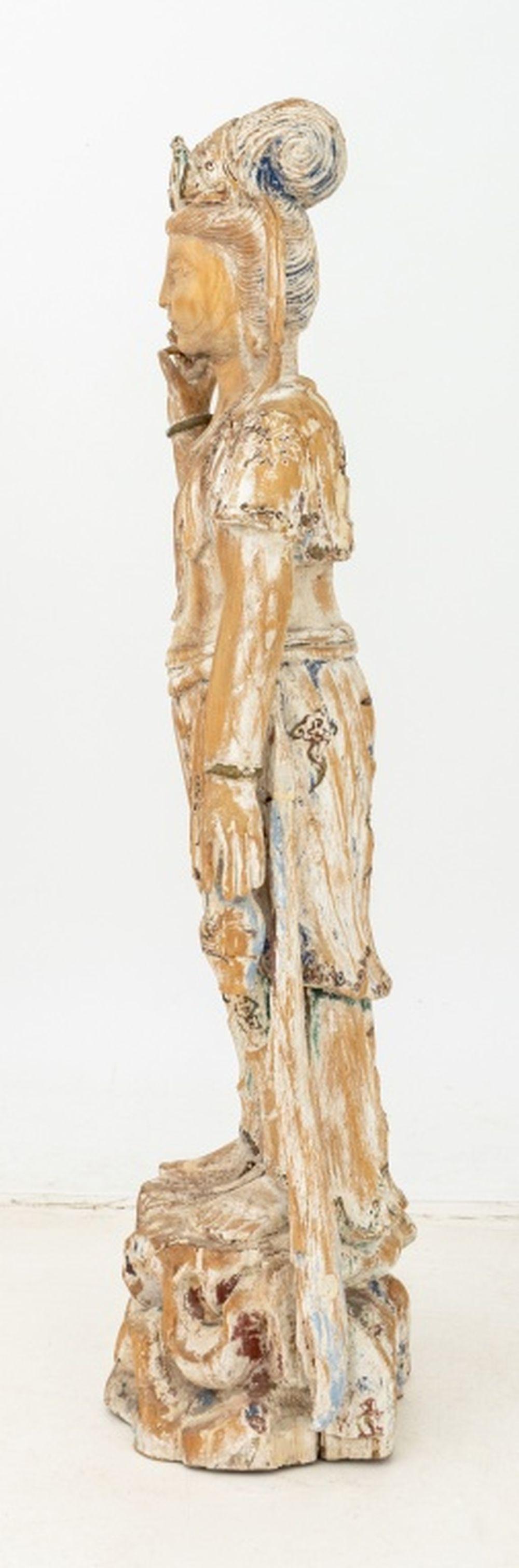 Chinois Sculpture chinoise Guanyin en bois sculpté en vente
