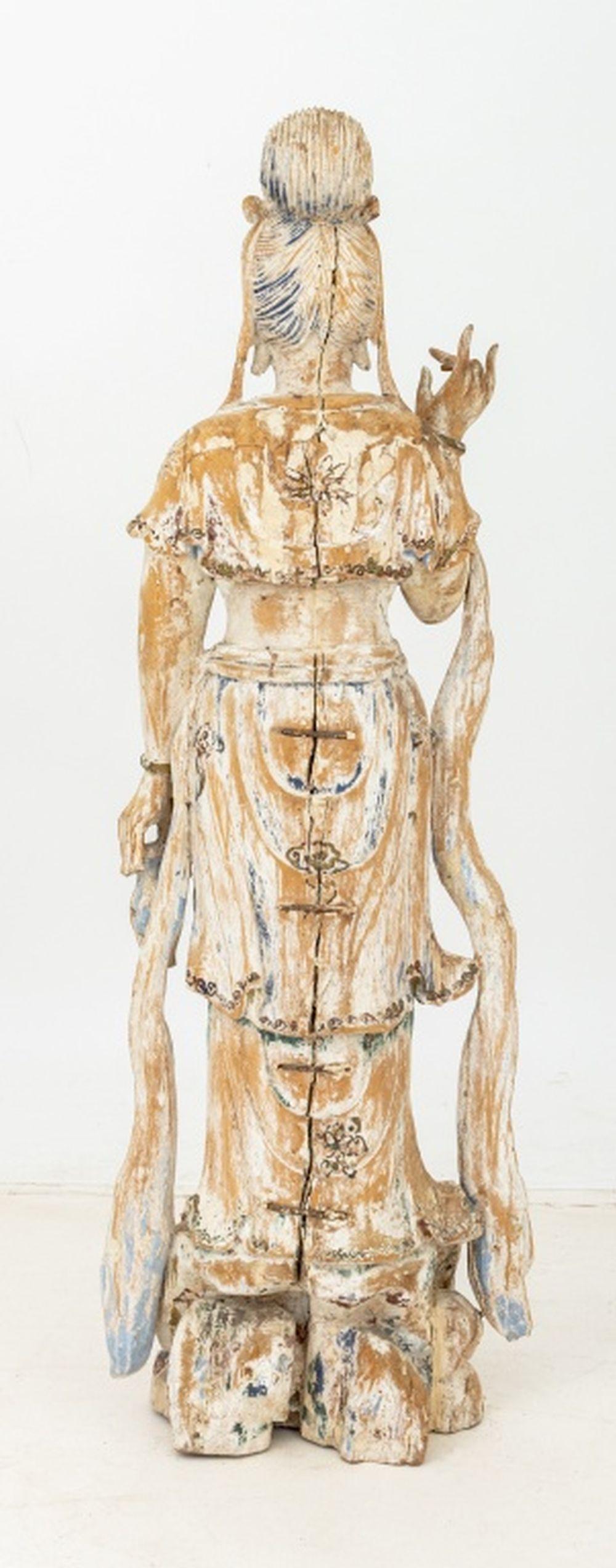 Peint Sculpture chinoise Guanyin en bois sculpté en vente