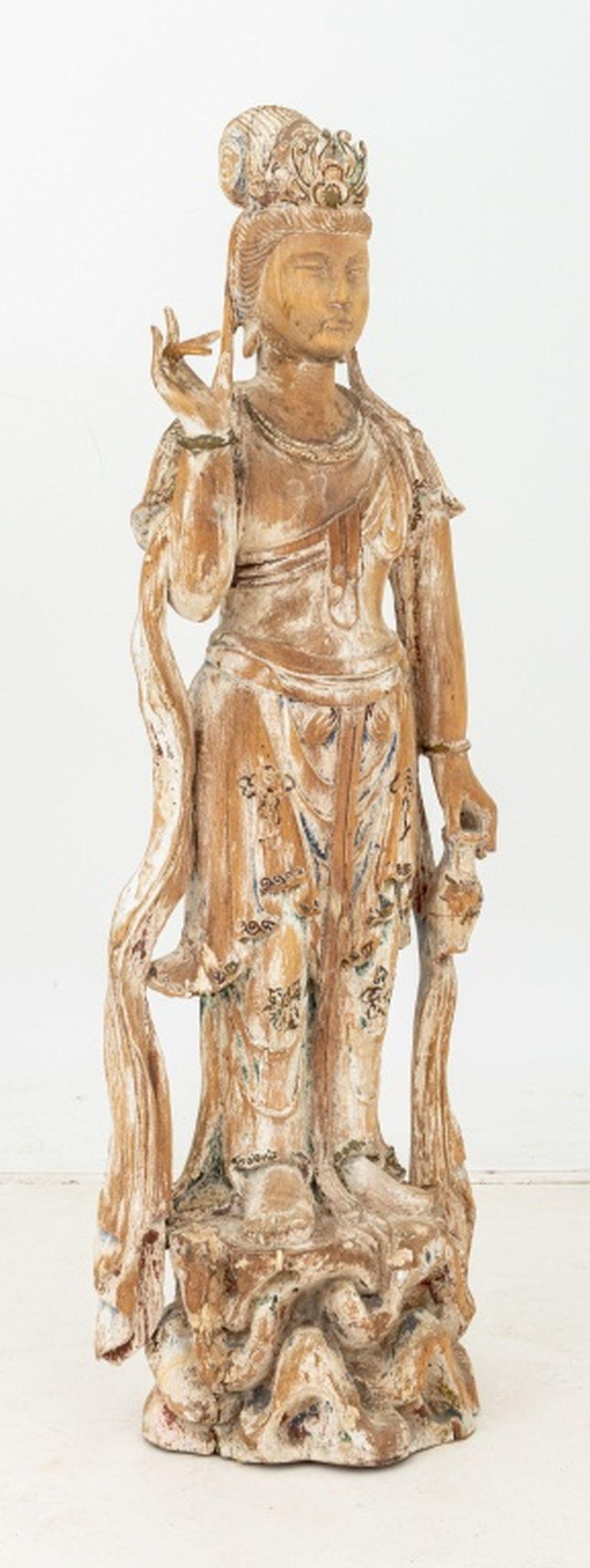 Sculpture chinoise Guanyin en bois sculpté Bon état - En vente à Astoria, NY