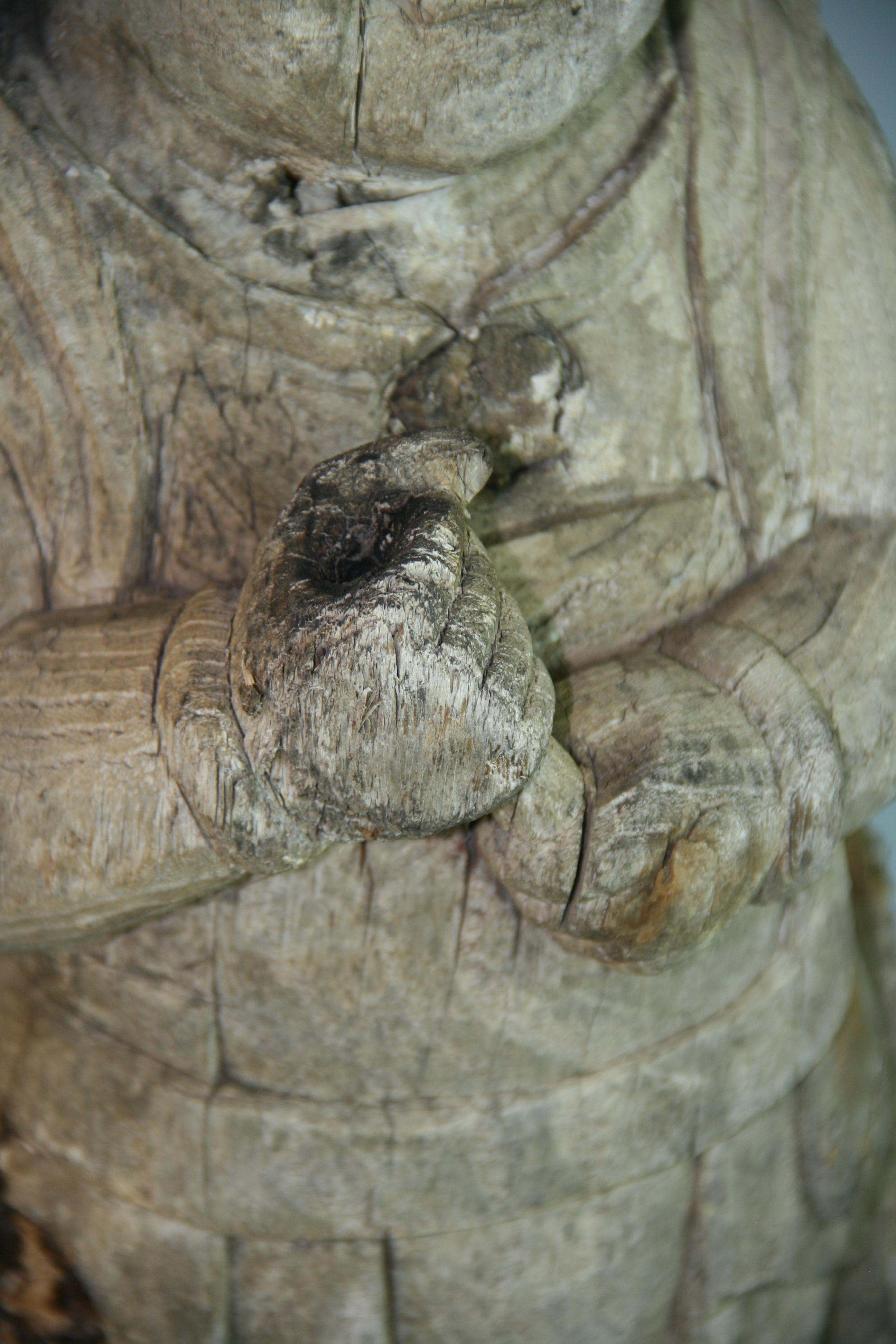 Japanisch  Geschnitzte Holzskulptur aus dem 19. Jahrhundert im Angebot 13