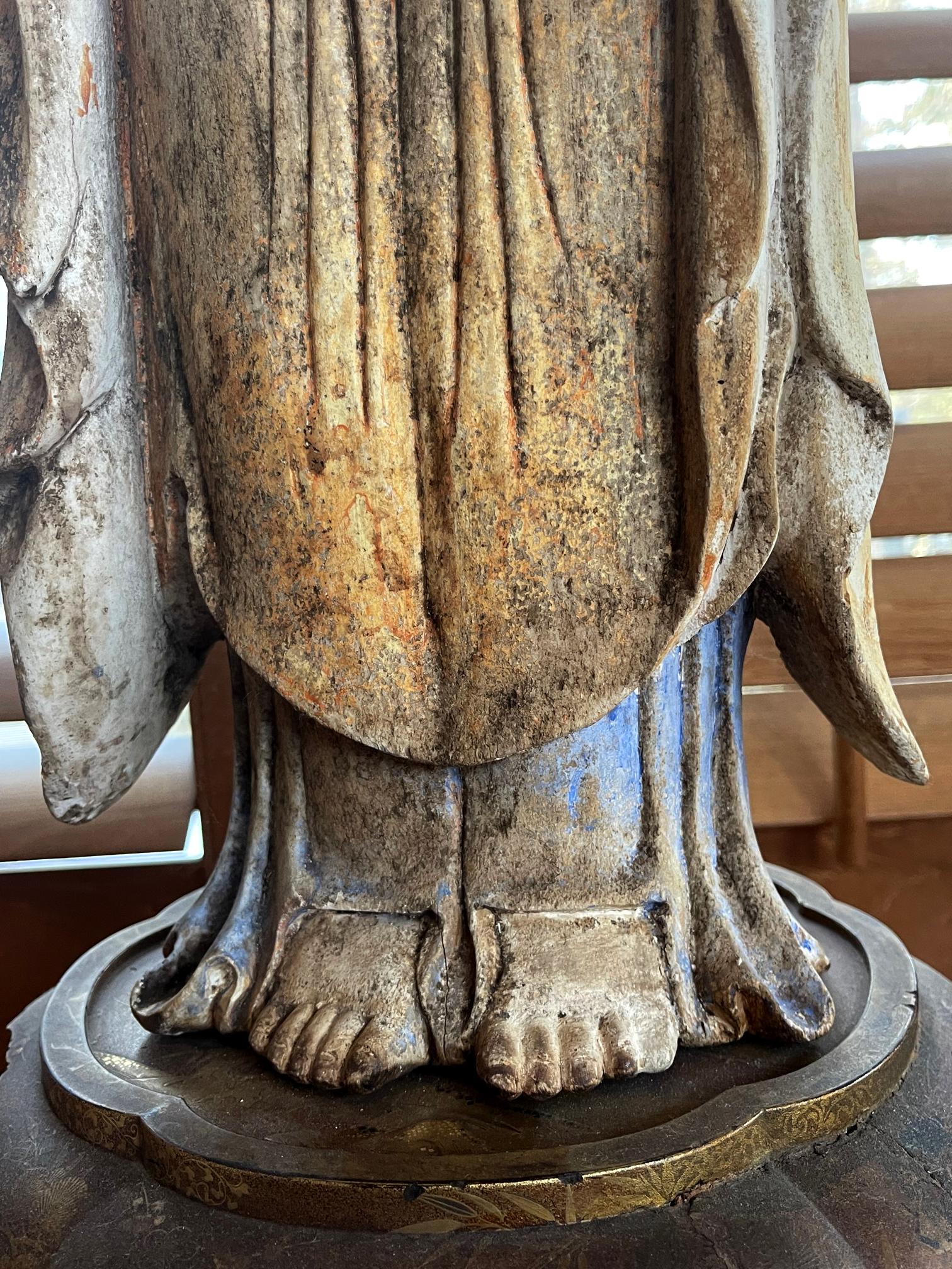 Chinesischer geschnitzter Buddha aus Holz im Ming-Stil im Angebot 5