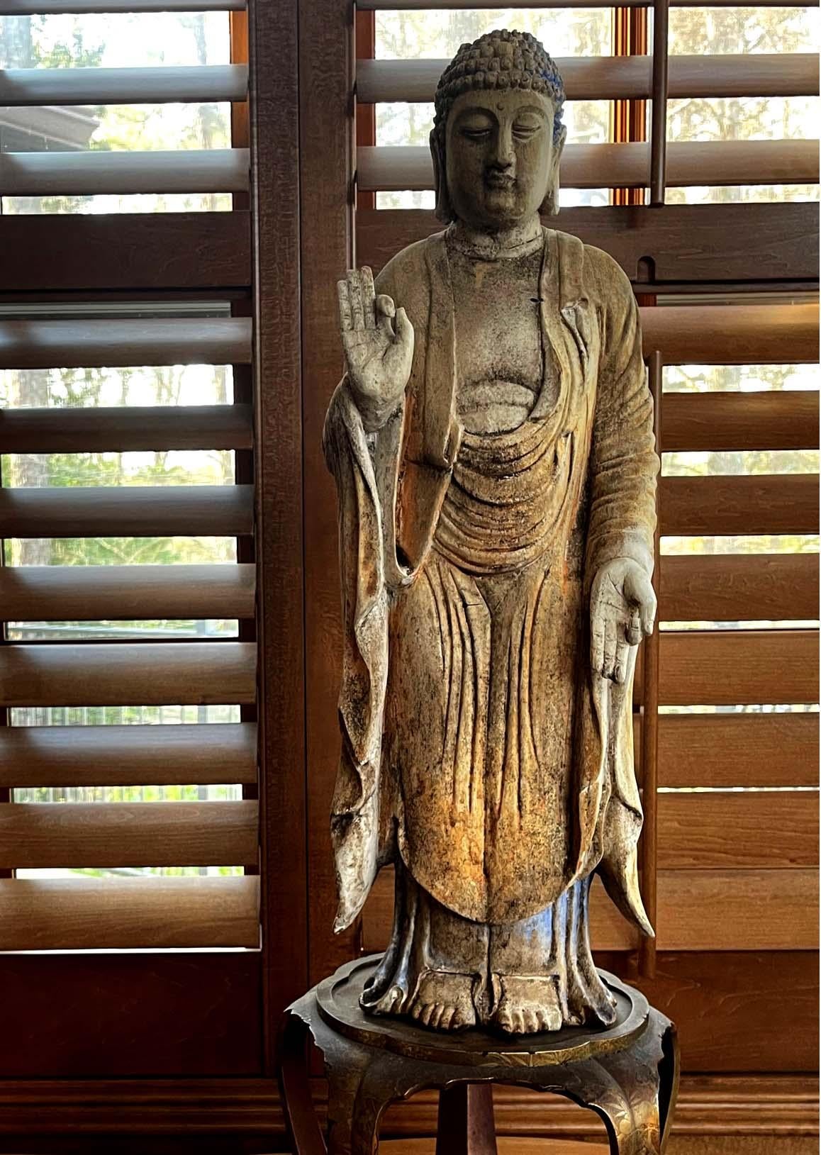 Chinesischer geschnitzter Buddha aus Holz im Ming-Stil im Angebot 6