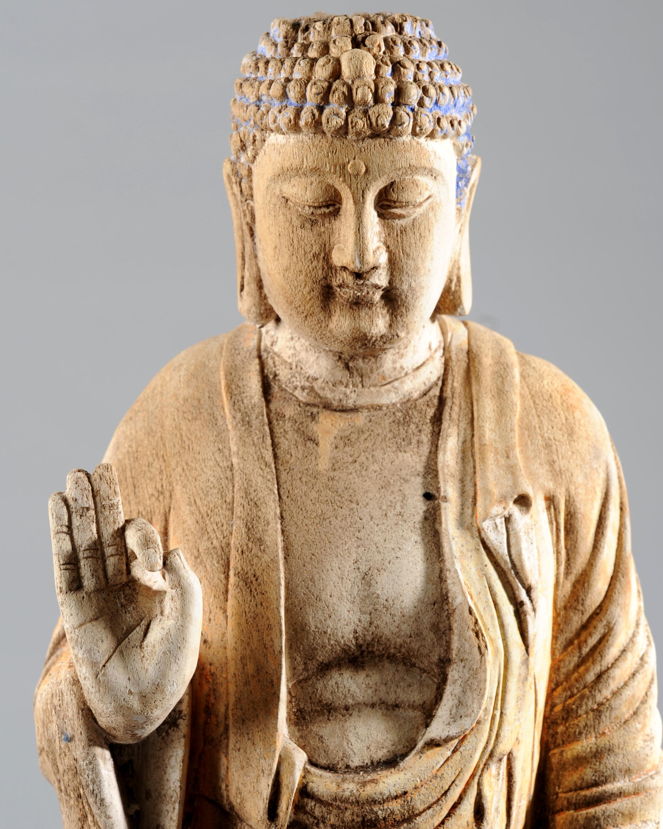 Chinesischer geschnitzter Buddha aus Holz im Ming-Stil (Ming-Dynastie) im Angebot