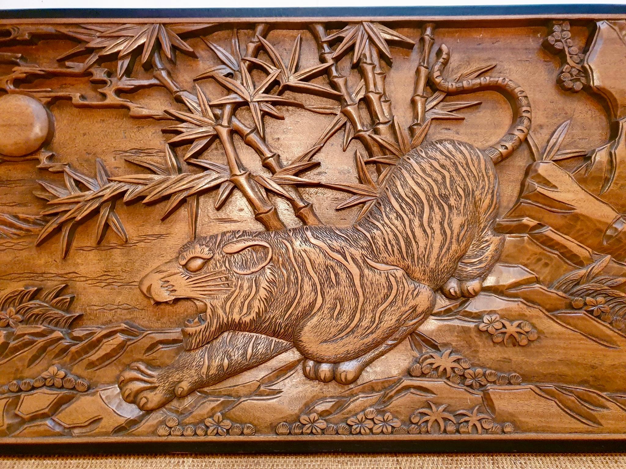 Chinesische geschnitzte Holz-Wandkunst eines Jagd Tigers im Angebot 3