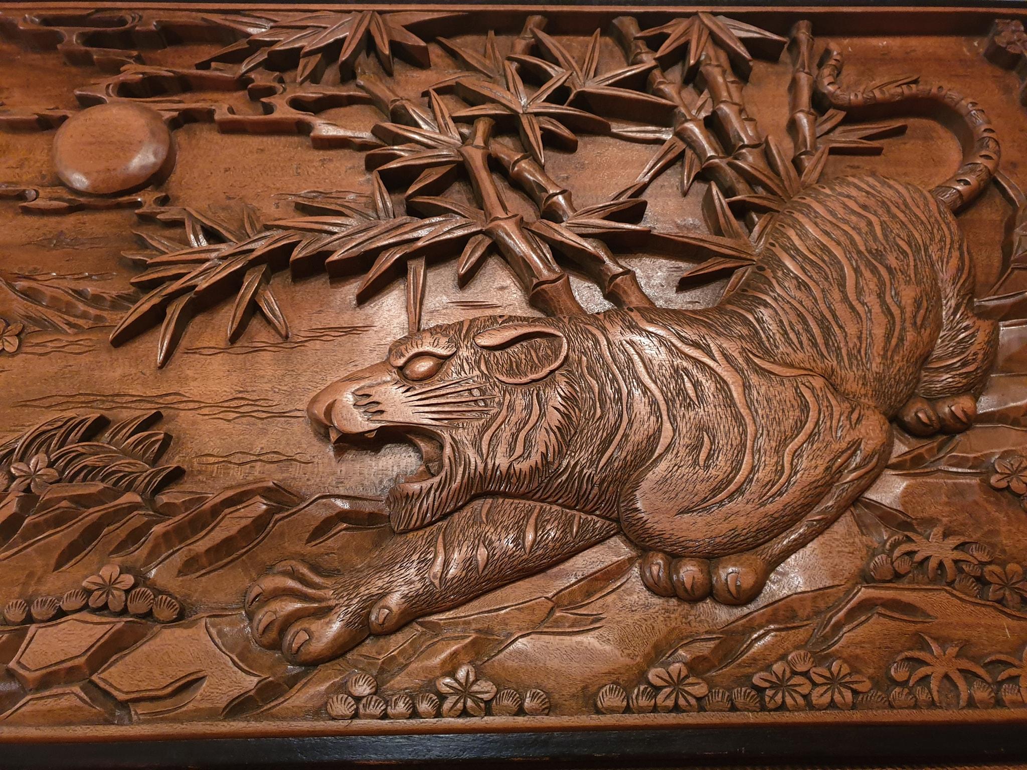 Chinesische geschnitzte Holz-Wandkunst eines Jagd Tigers im Angebot 7