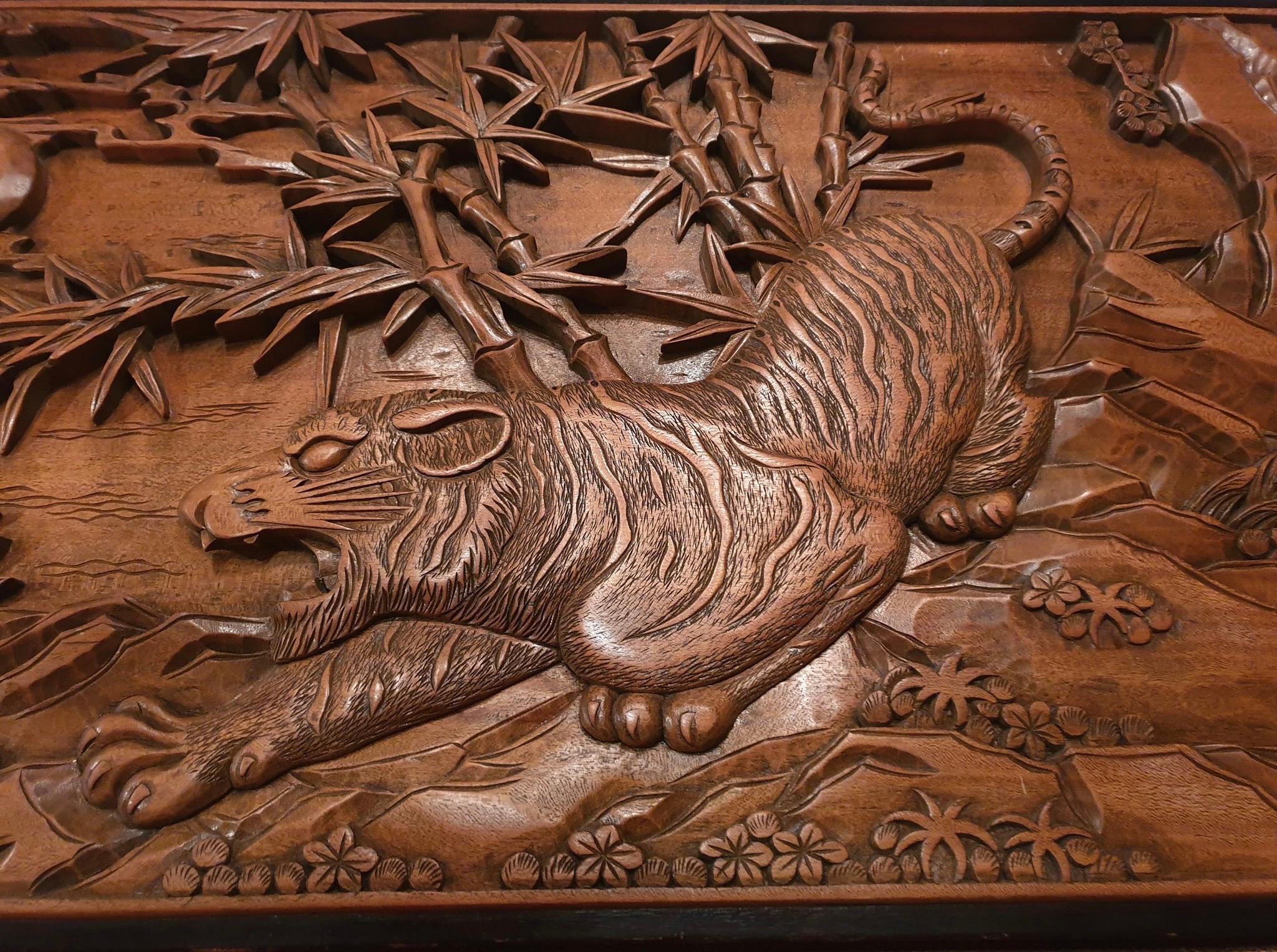Chinesische geschnitzte Holz-Wandkunst eines Jagd Tigers im Angebot 9