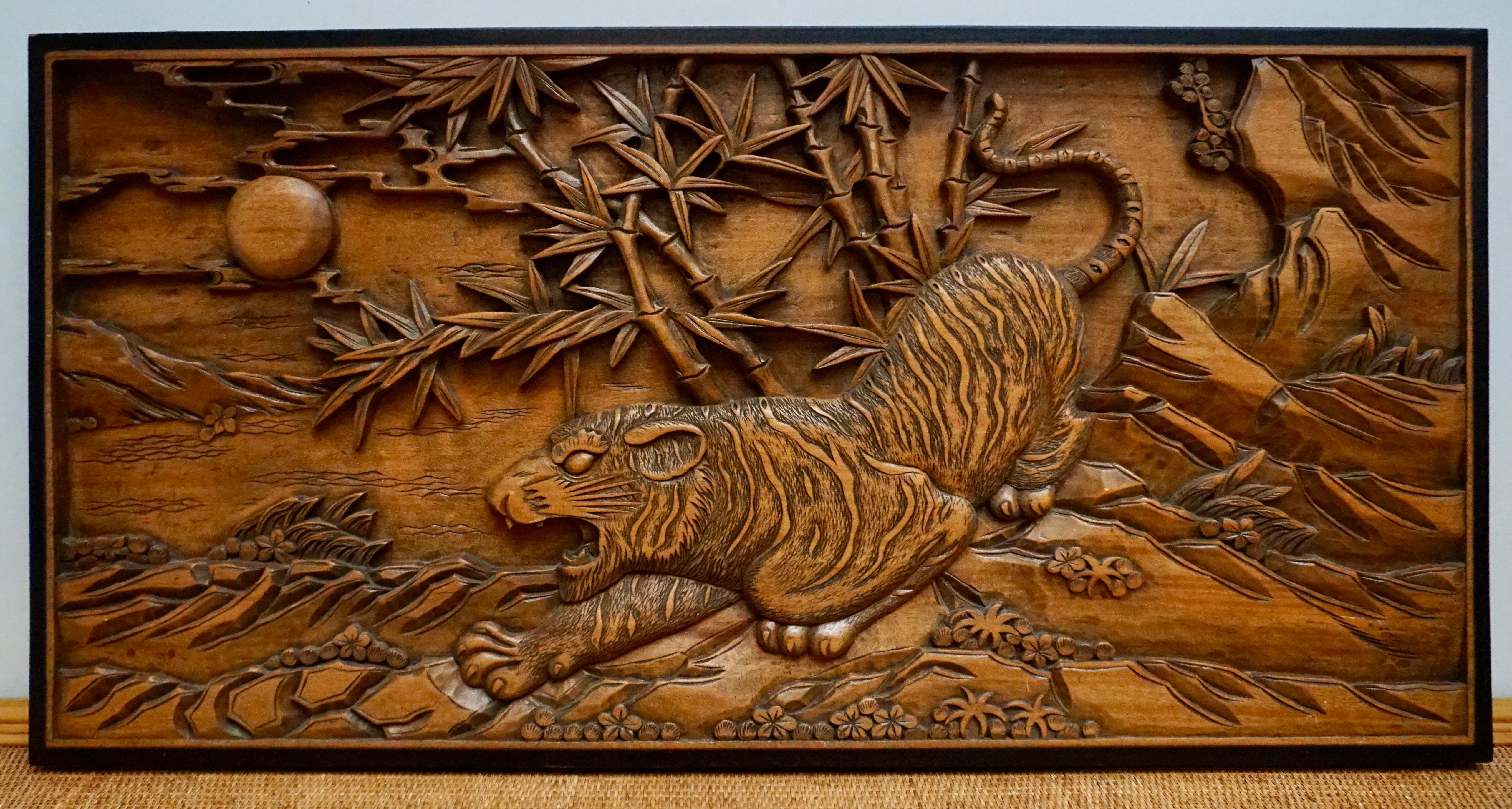 Exportation chinoise Art mural chinois en bois sculpté provenant d'un tigre de chasse en vente