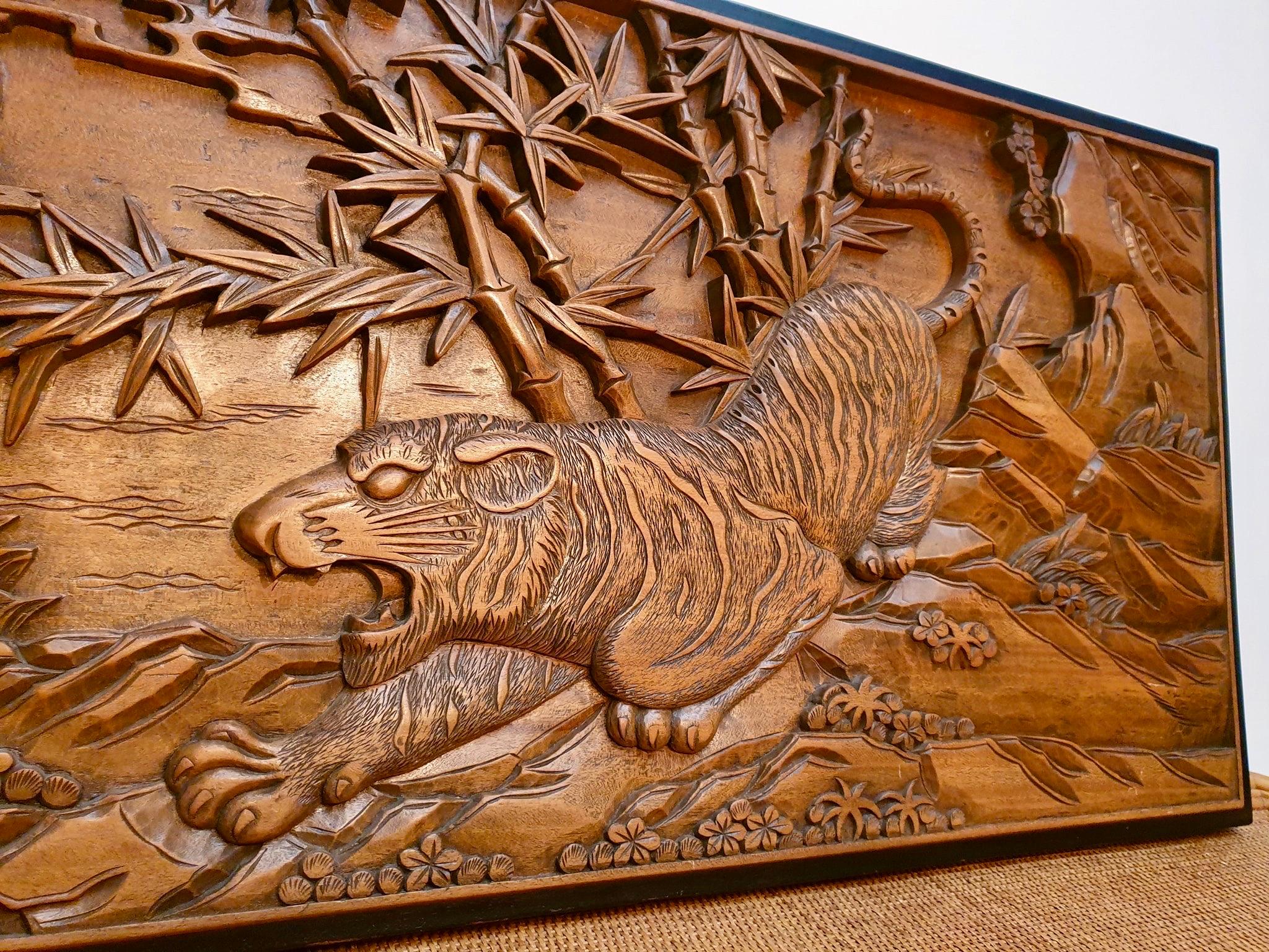 Chinesische geschnitzte Holz-Wandkunst eines Jagd Tigers (Chinesischer Export) im Angebot