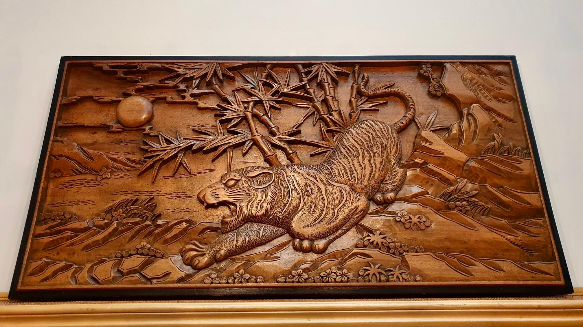 Chinesische geschnitzte Holz-Wandkunst eines Jagd Tigers (Handgeschnitzt) im Angebot