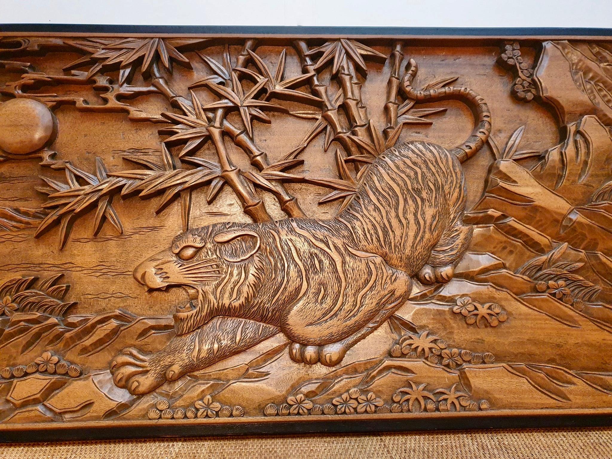 Chinesische geschnitzte Holz-Wandkunst eines Jagd Tigers im Zustand „Gut“ im Angebot in Antwerp, BE