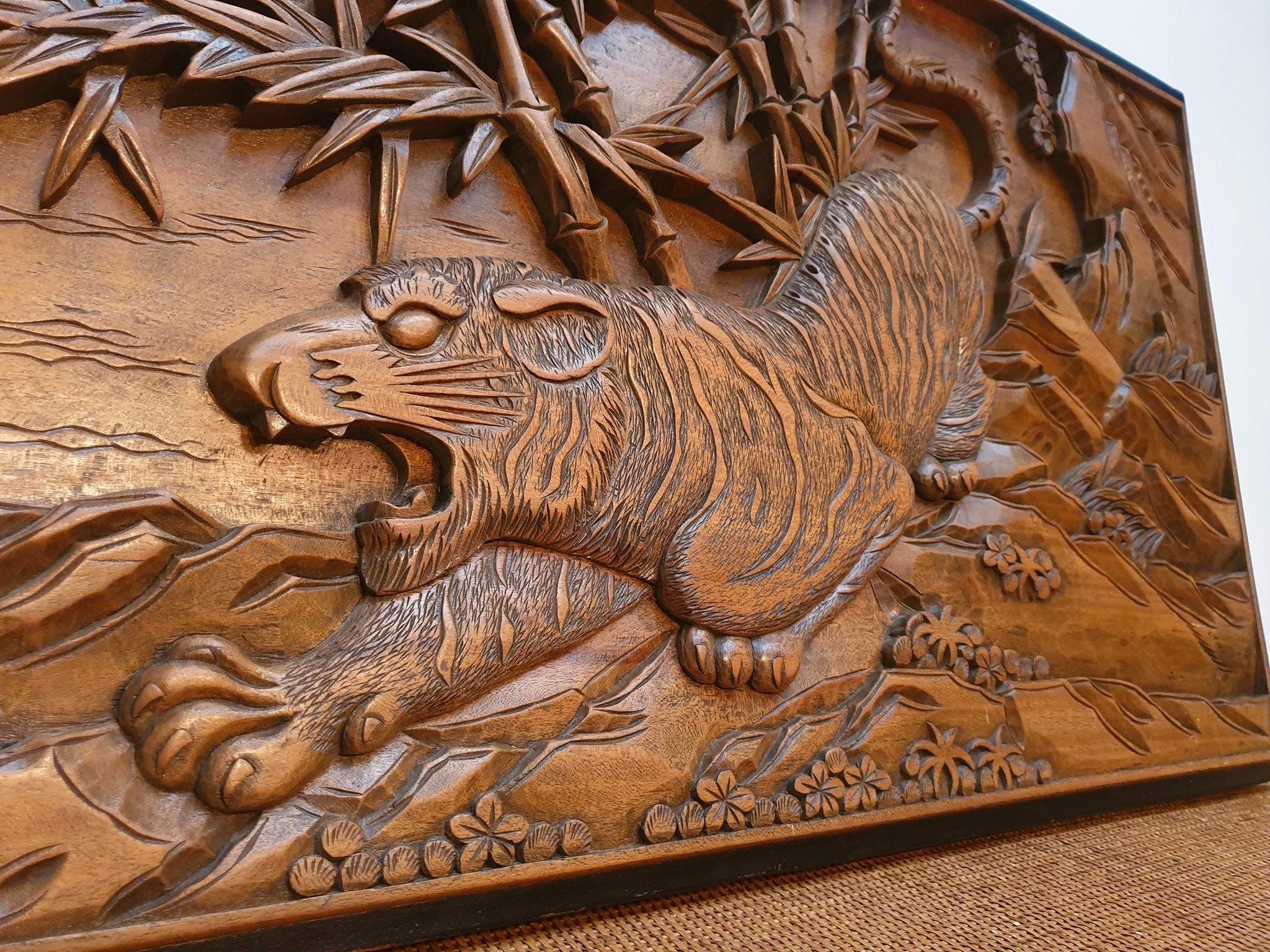 Chinesische geschnitzte Holz-Wandkunst eines Jagd Tigers im Angebot 1