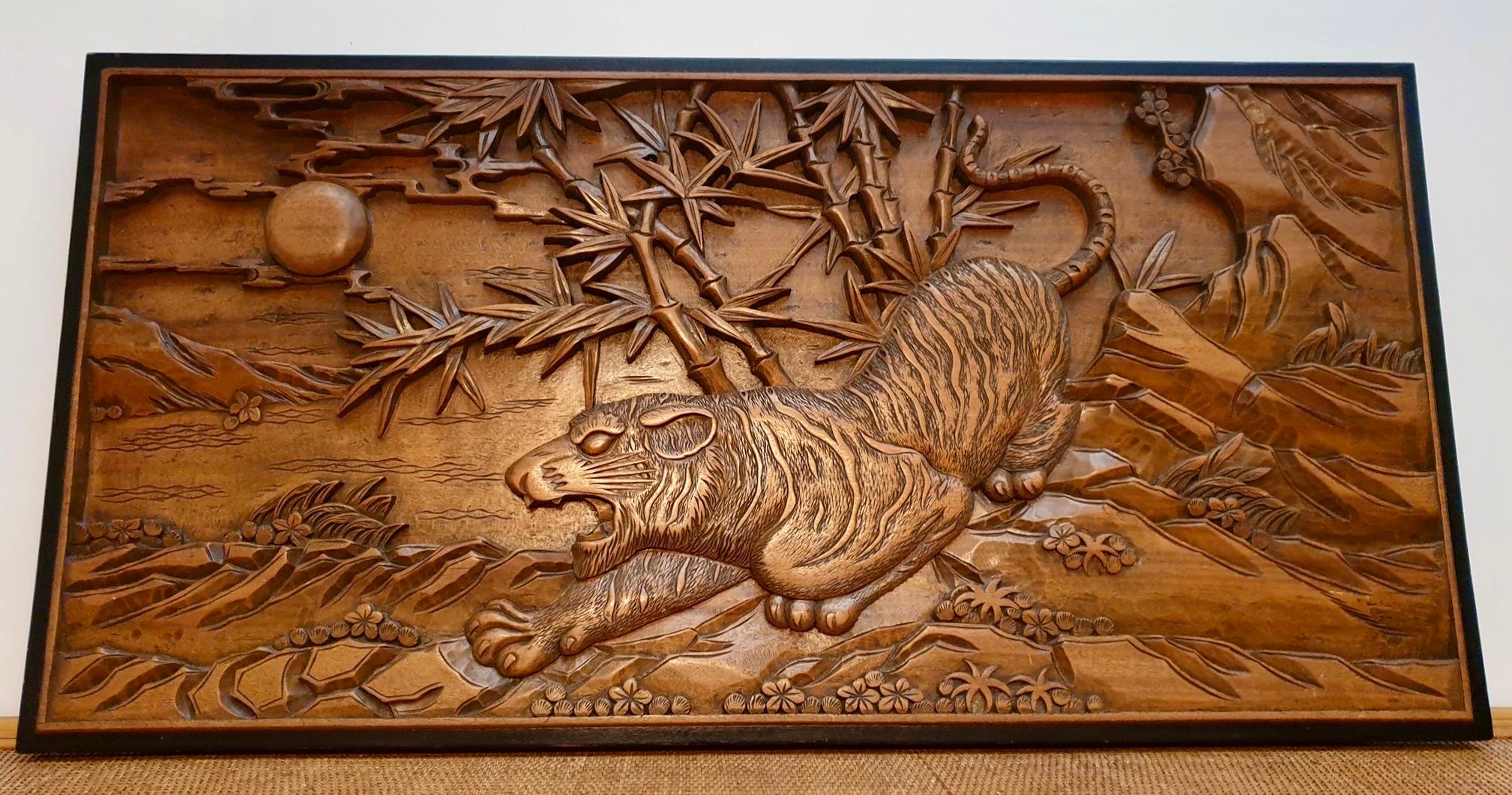 Art mural chinois en bois sculpté provenant d'un tigre de chasse en vente 1