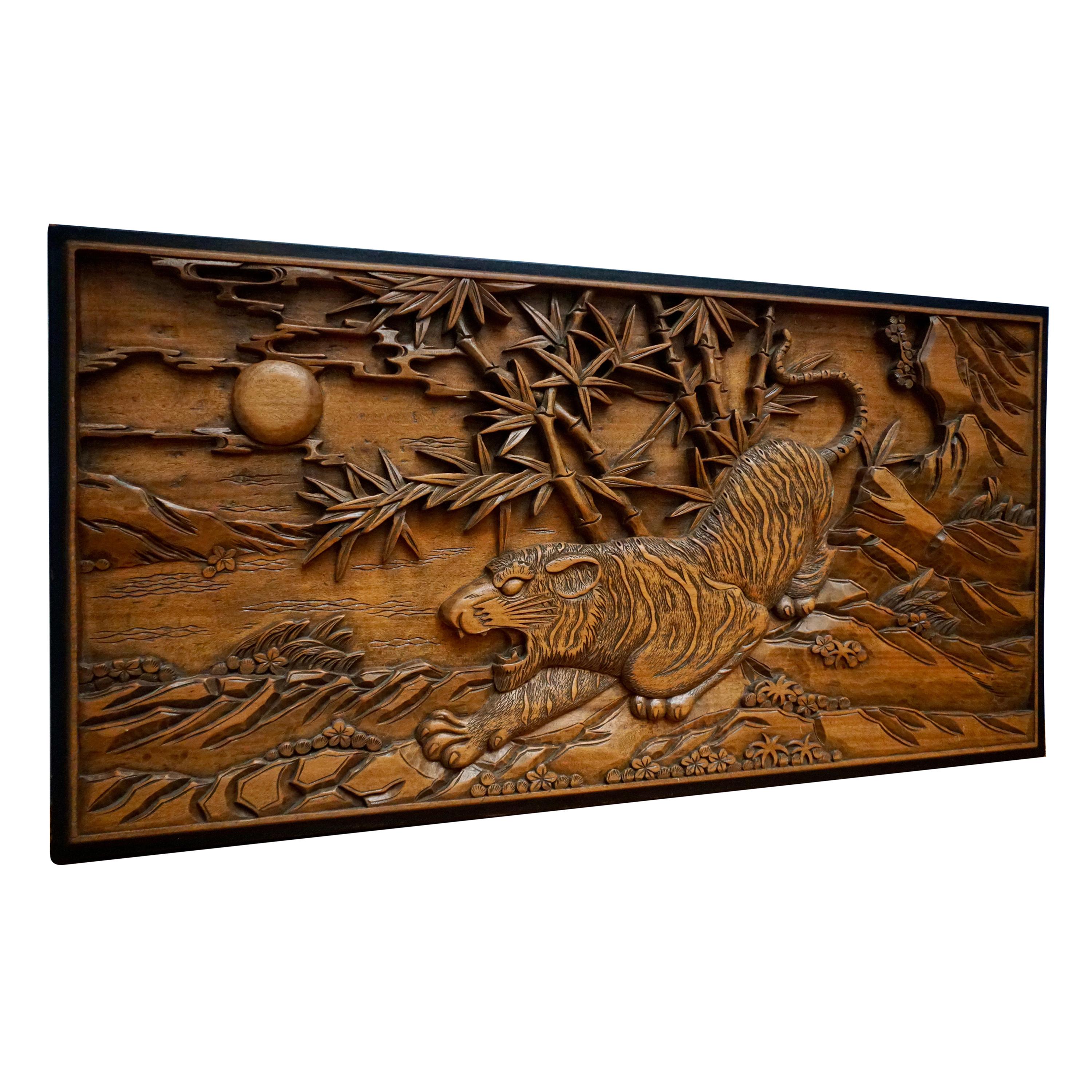 Art mural chinois en bois sculpté provenant d'un tigre de chasse