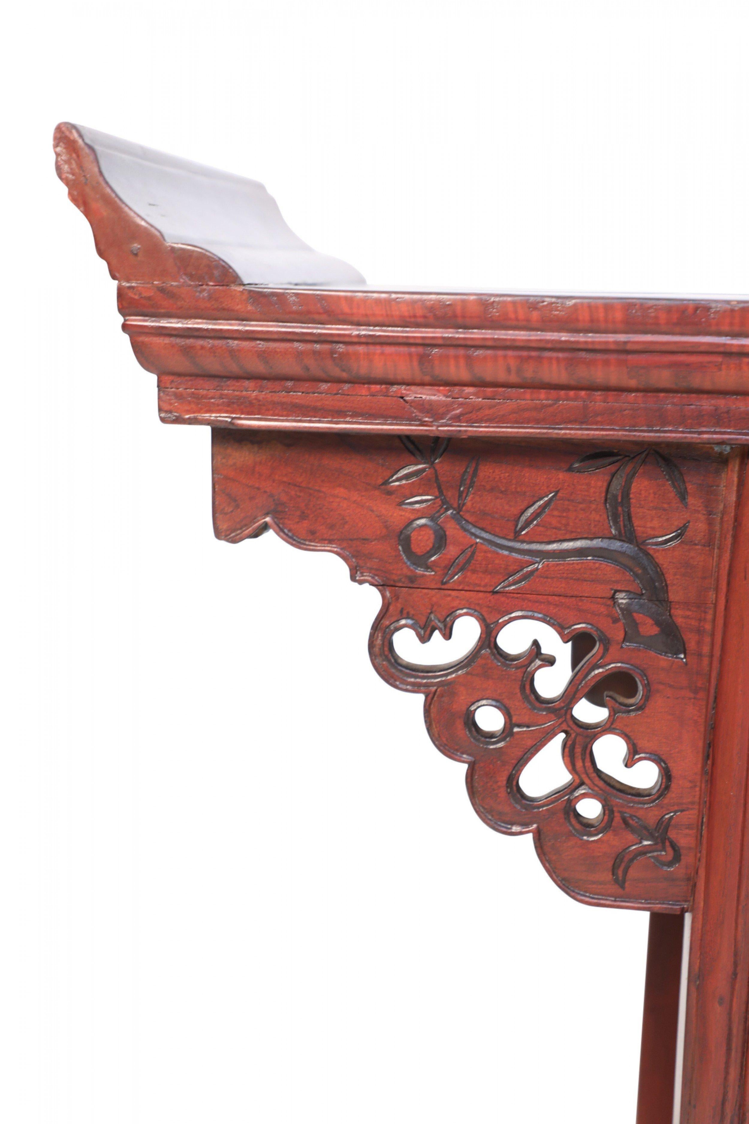 Table d'autel / Console en bois sculpté chinois en vente 2