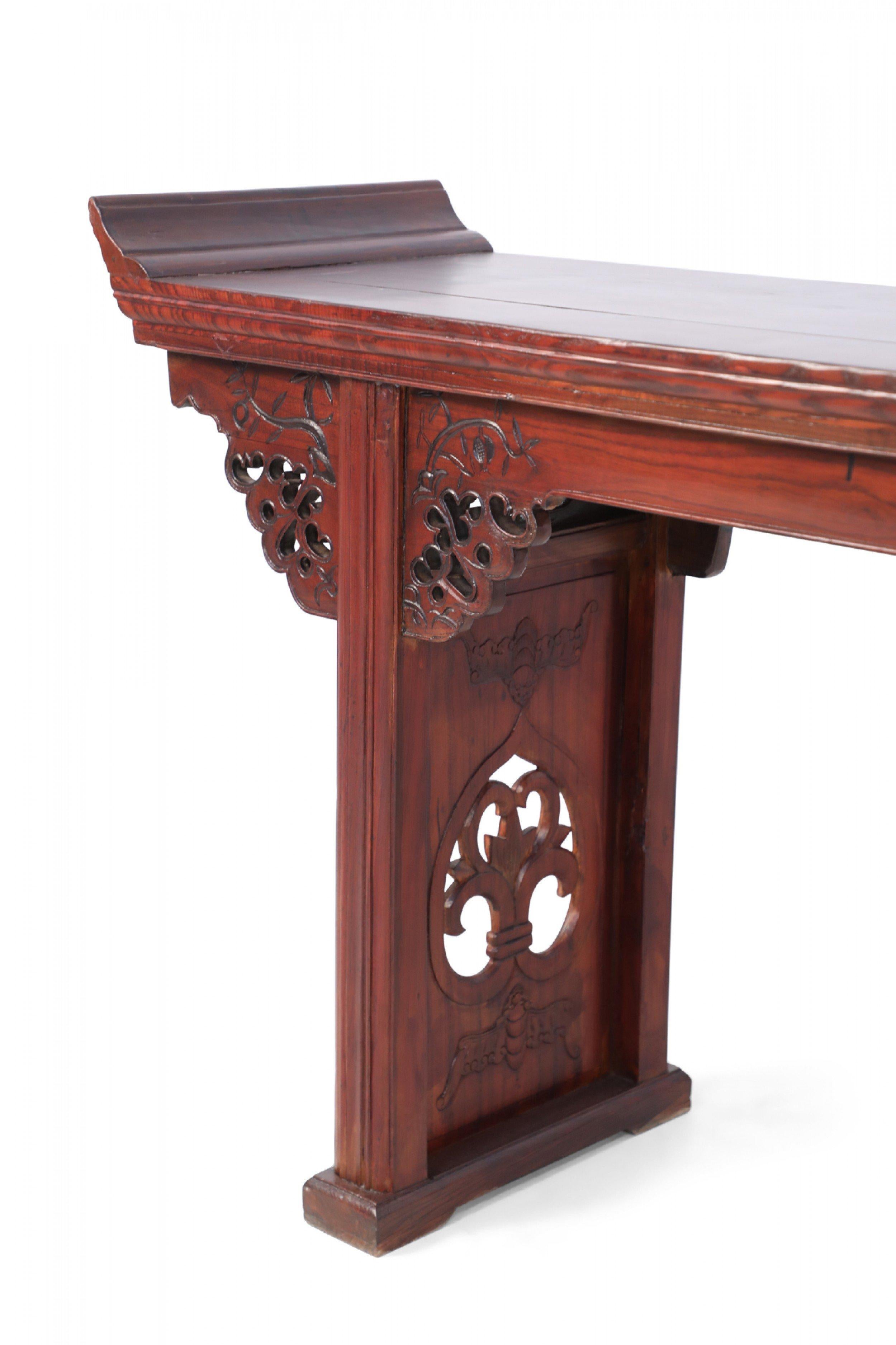 Table d'autel / Console en bois sculpté chinois en vente 3