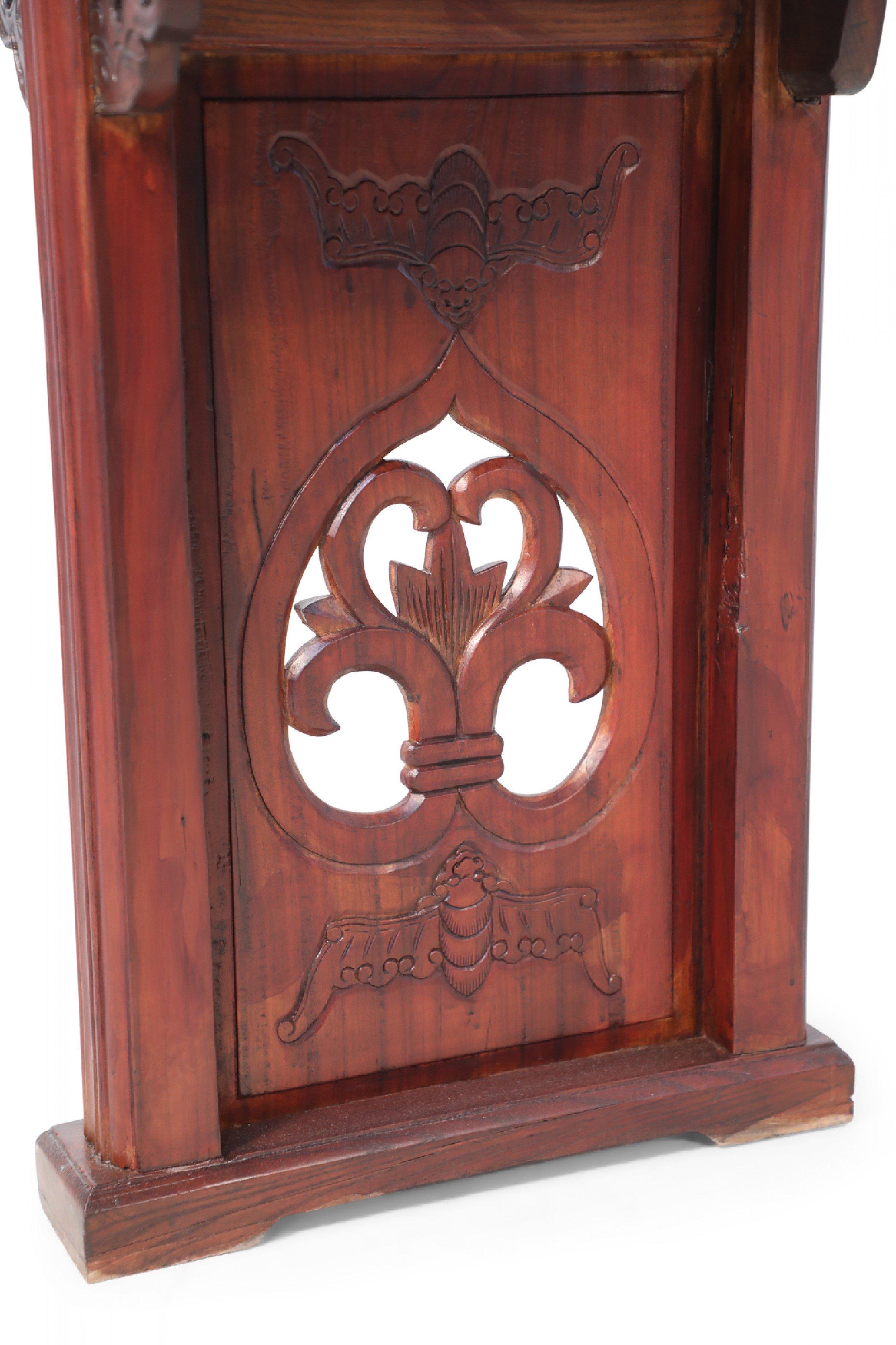 Table d'autel / Console en bois sculpté chinois en vente 4