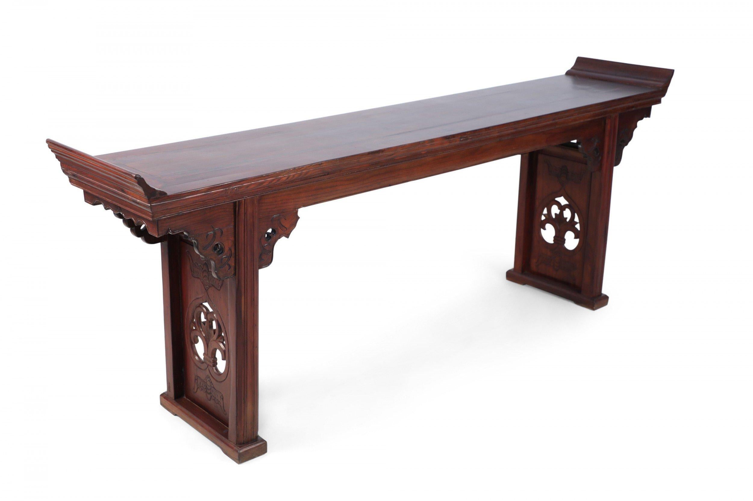 Exportation chinoise Table d'autel / Console en bois sculpté chinois en vente