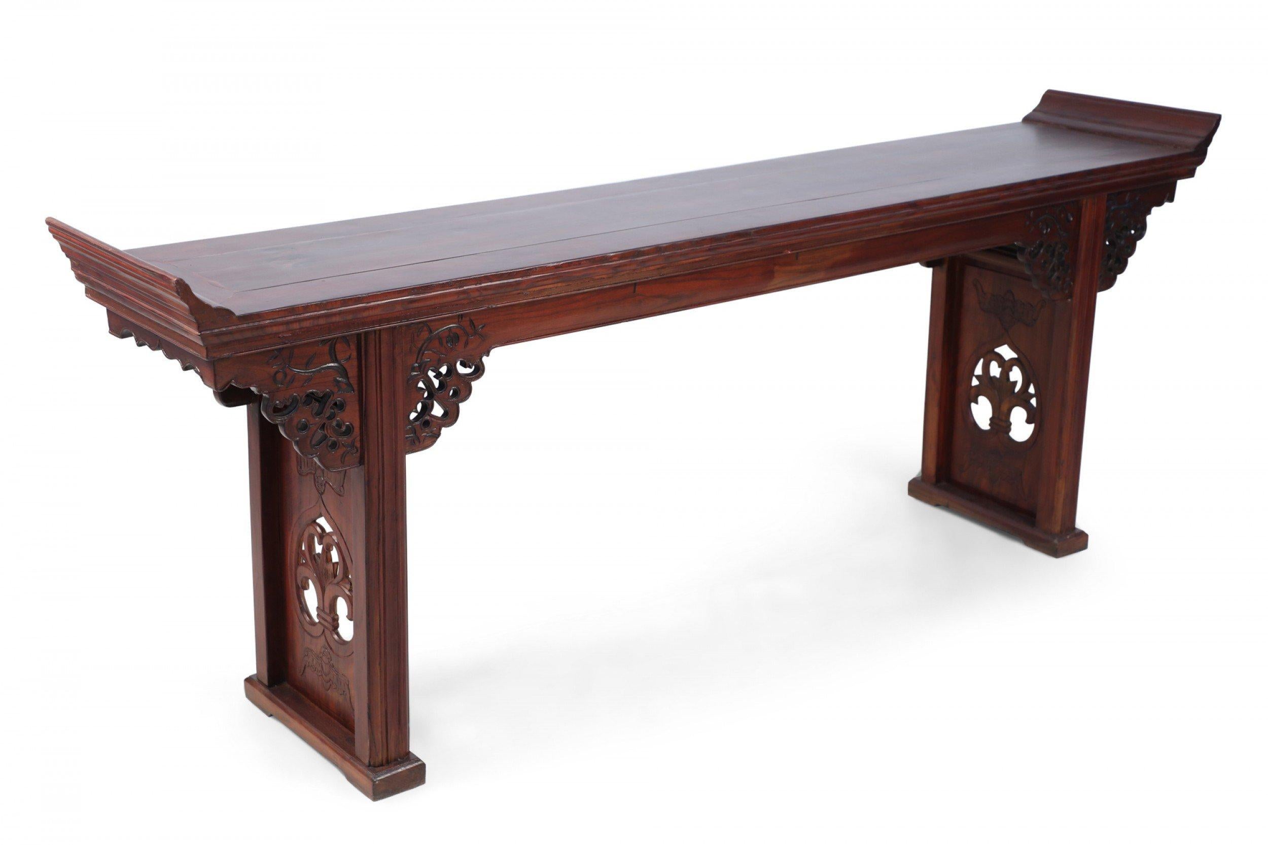 20ième siècle Table d'autel / Console en bois sculpté chinois en vente