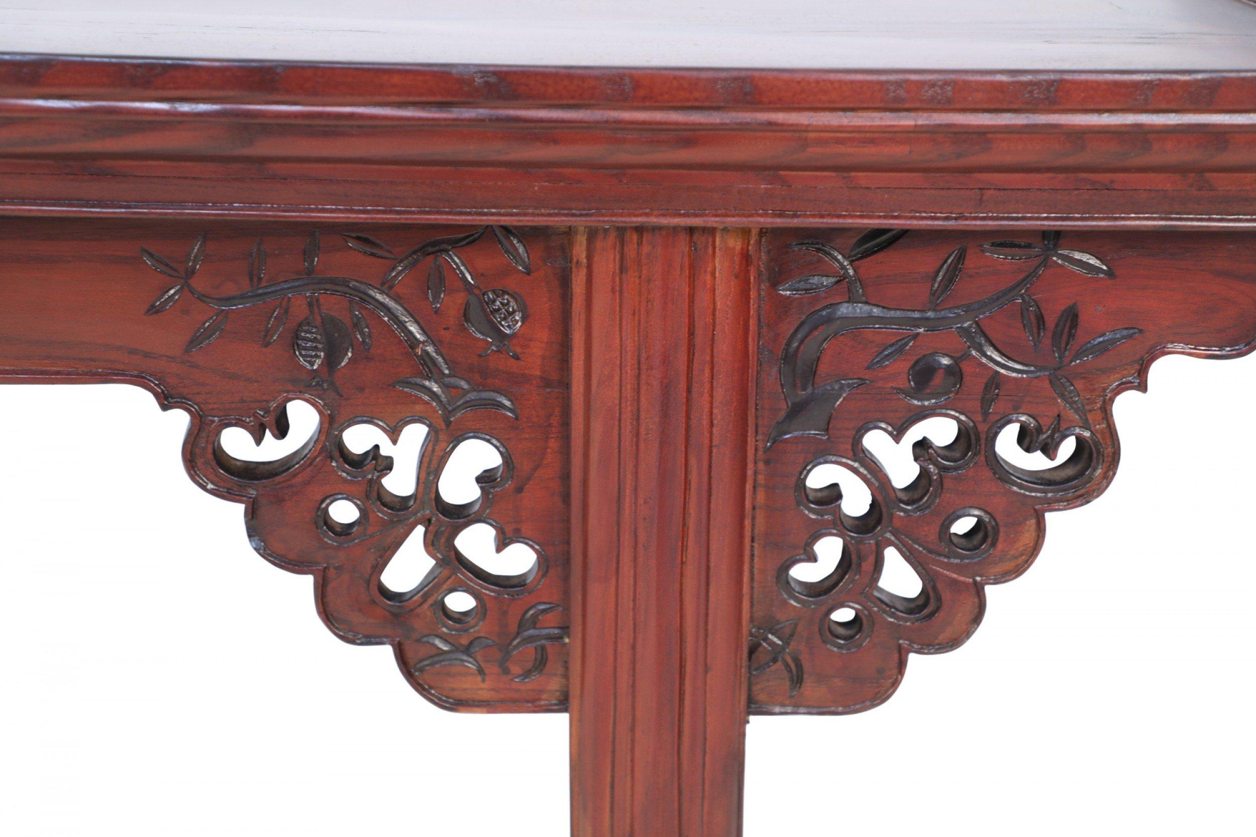 Table d'autel / Console en bois sculpté chinois en vente 1