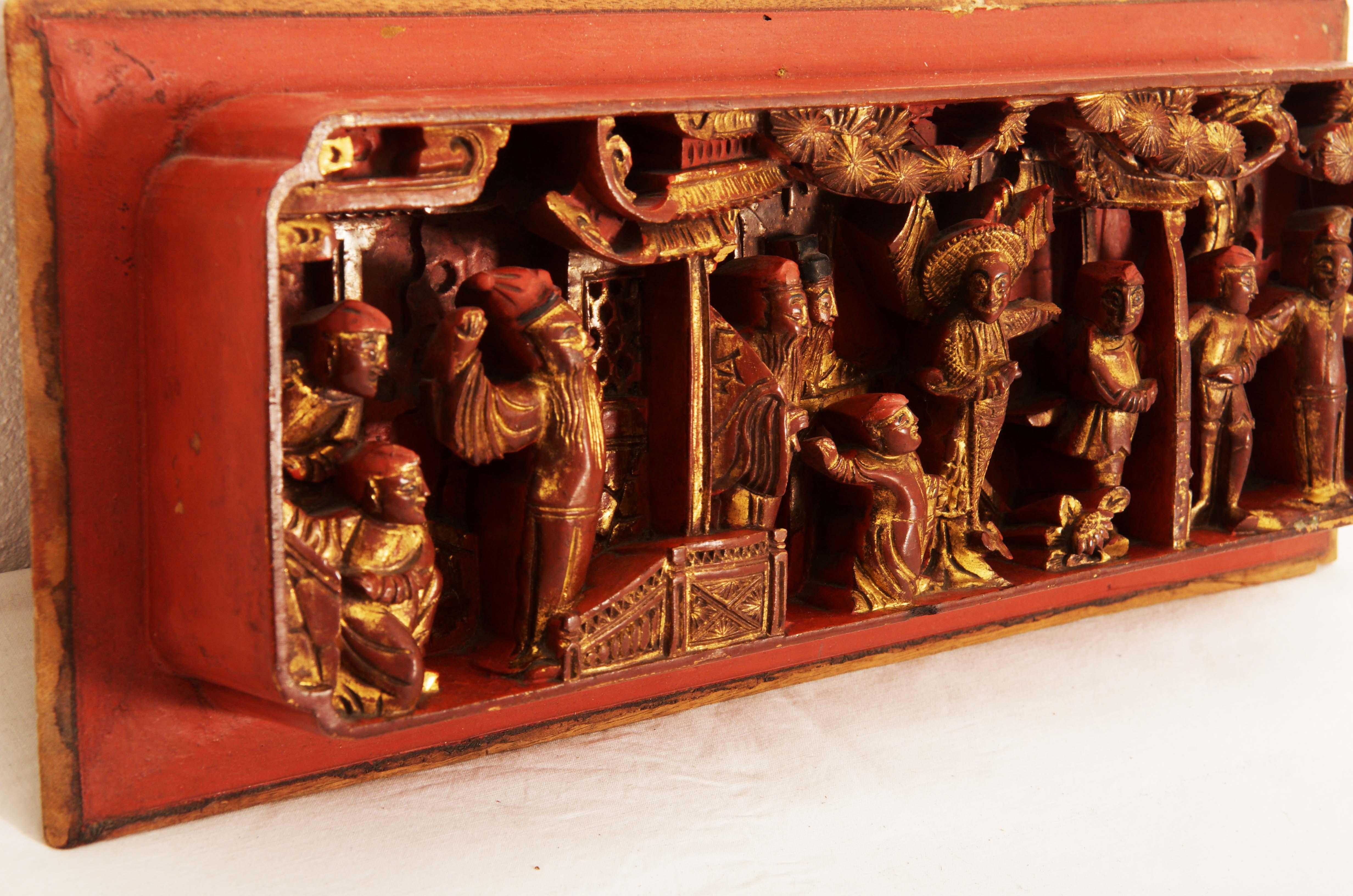 Chinese Carved Wooden Gilded Panel Wall Decoration In Fair Condition For Sale In Vienna, AT