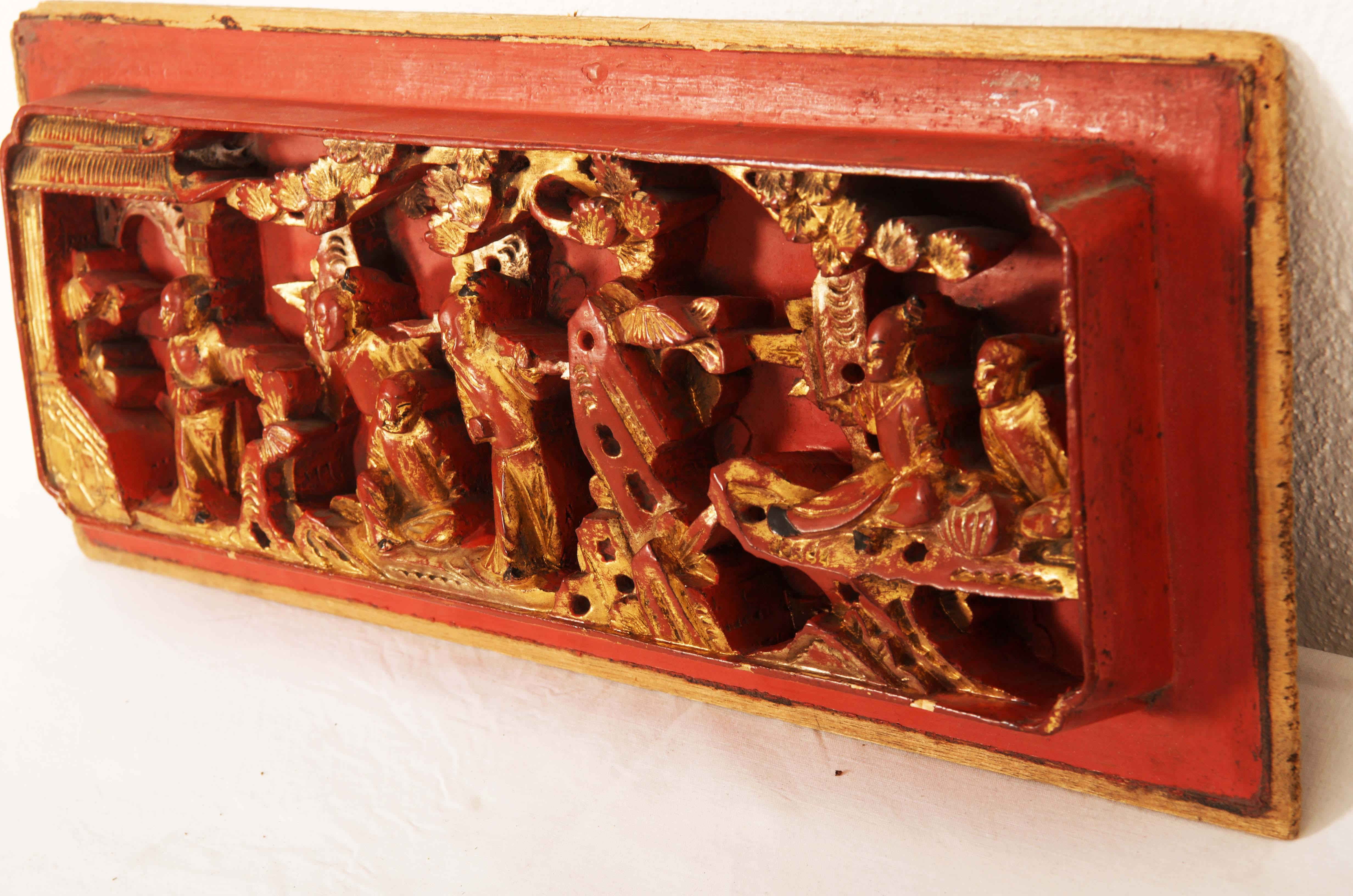 Early 20th Century Chinese Carved Wooden Gilded Panel Wall Decoration For Sale
