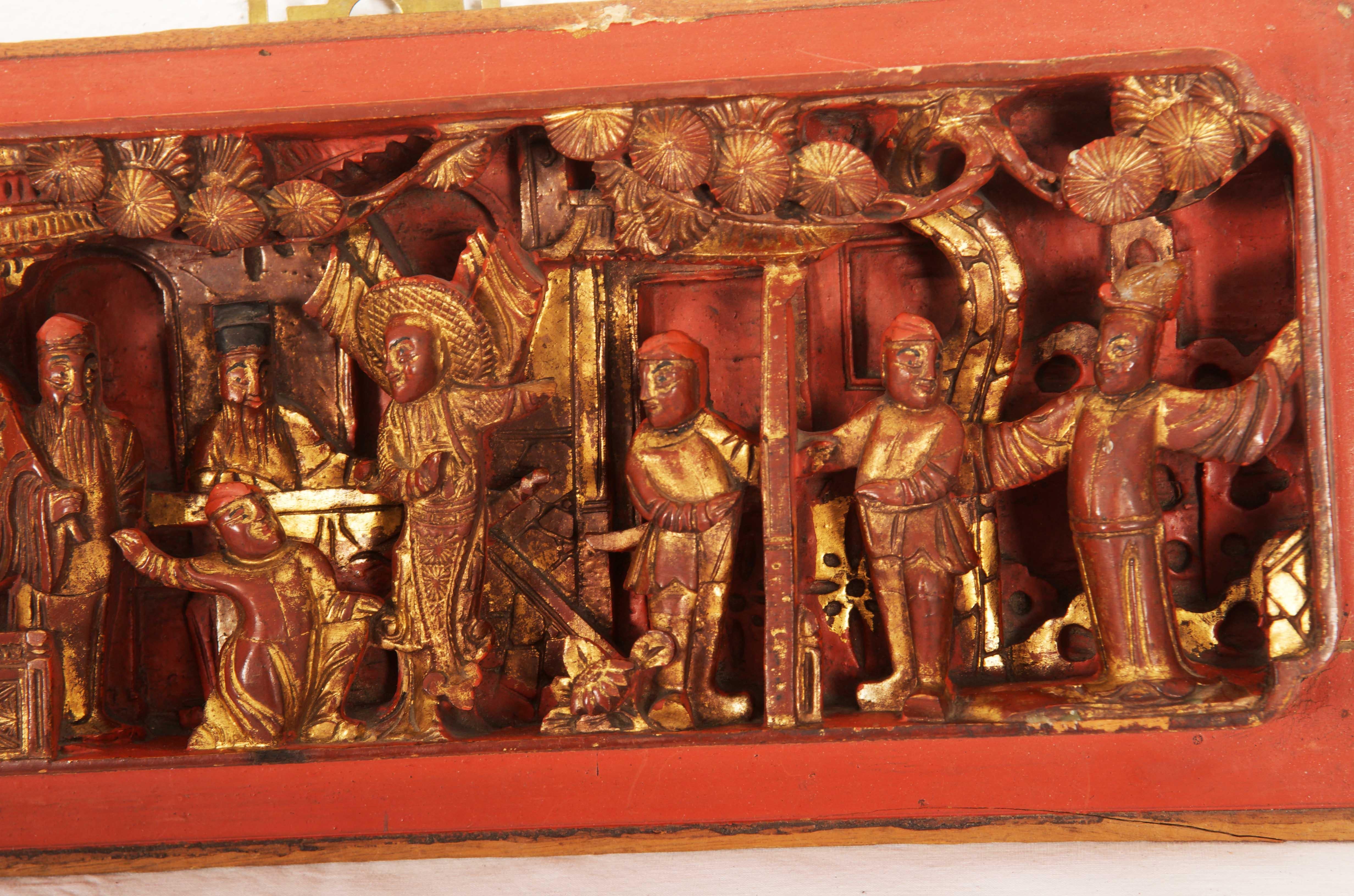 Chinesische geschnitzte Wandschnitzerei aus Holz mit vergoldeten Paneelen im Angebot 1
