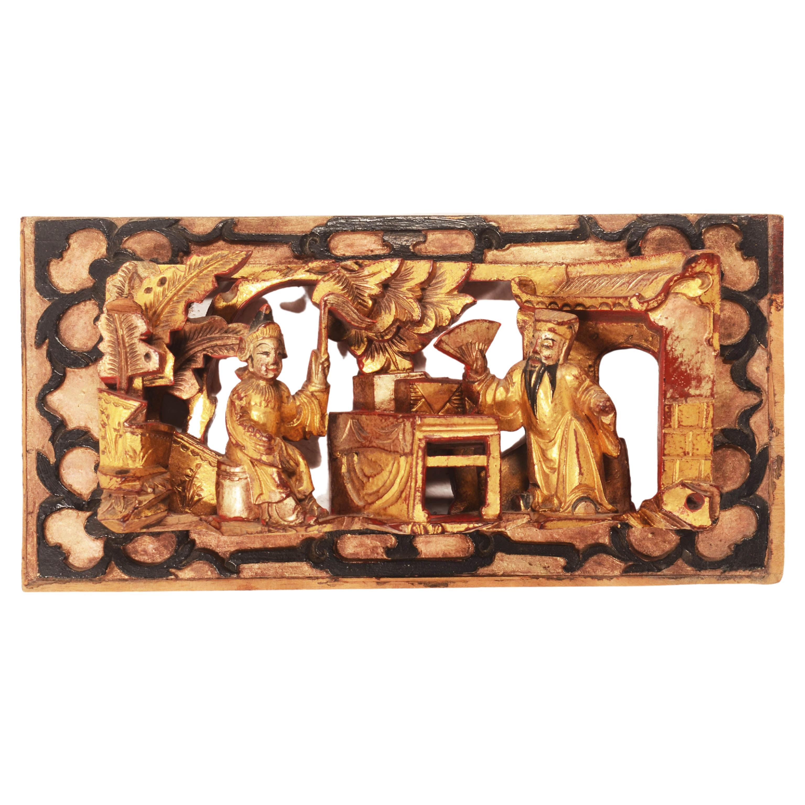 Chinesische geschnitzte Wandschnitzerei aus Holz mit vergoldeten Paneelen im Angebot