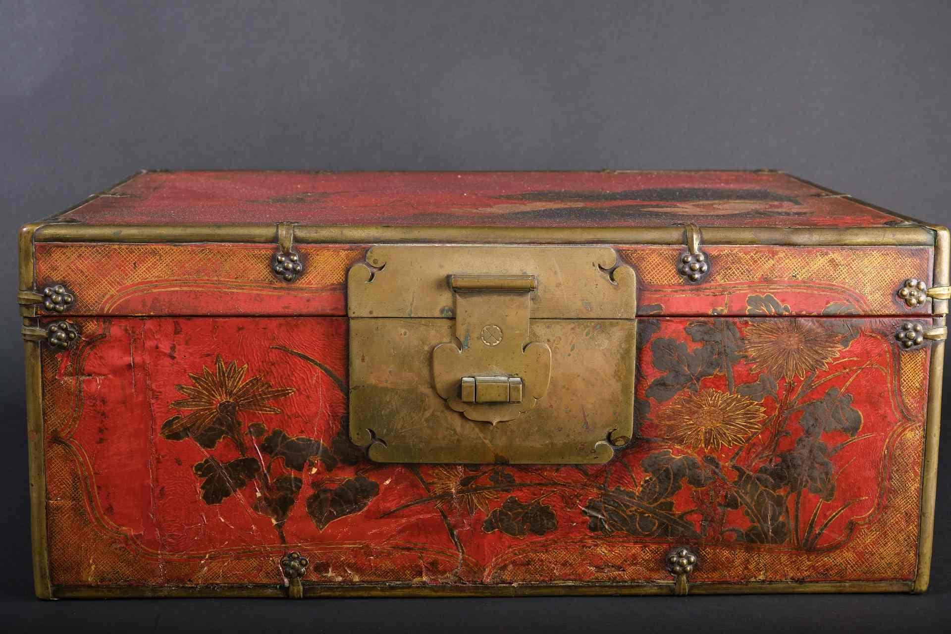 Chinese cassette with brass fittings and parchment cover, China 18th century For Sale 2