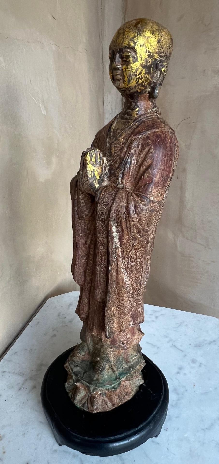 Figure de moine bouddhiste chinois en fonte avec peinture et dorure d'origine, vers les années 1880 en vente 2