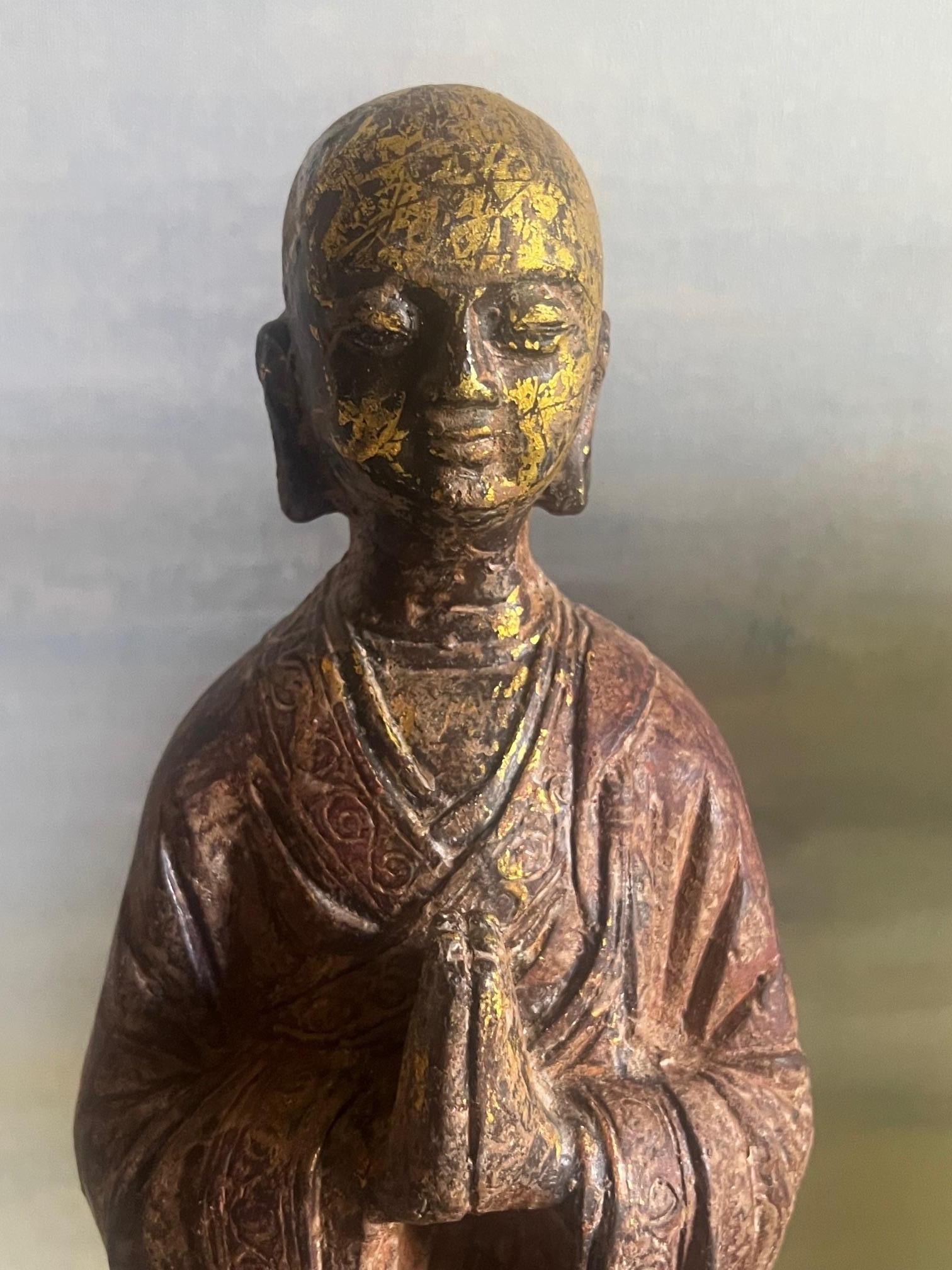 Figure de moine bouddhiste chinois en fonte avec peinture et dorure d'origine, vers les années 1880 en vente 3