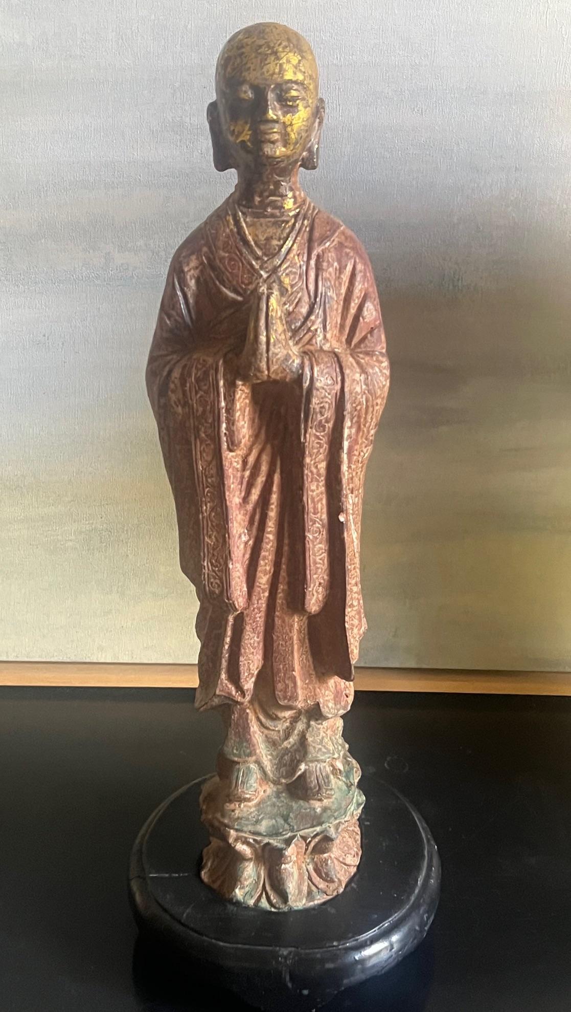 Exportation chinoise Figure de moine bouddhiste chinois en fonte avec peinture et dorure d'origine, vers les années 1880 en vente